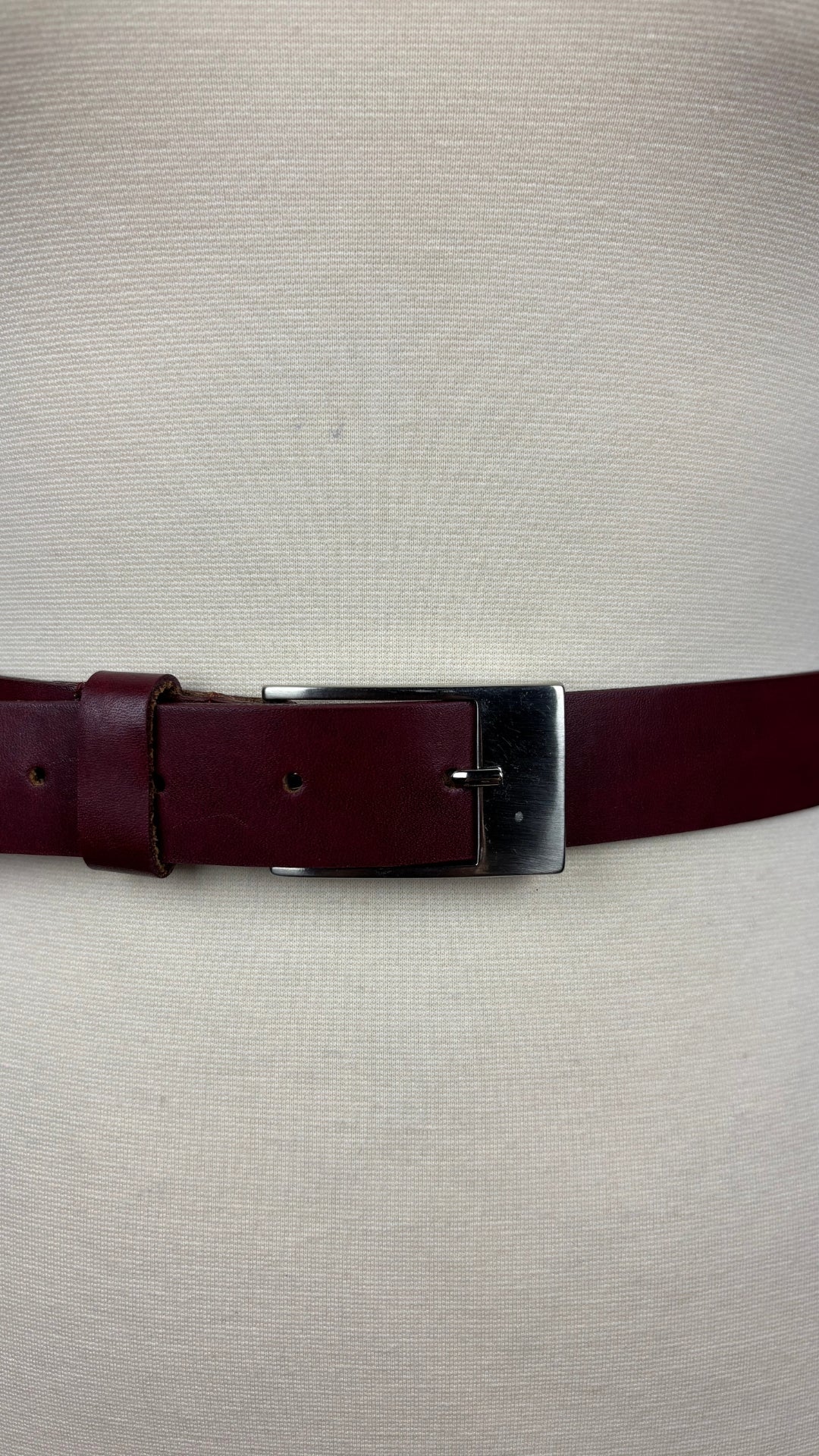 Ceinture en cuir bordeaux Mexx, taille estimée à small/medium. Vue de près.
