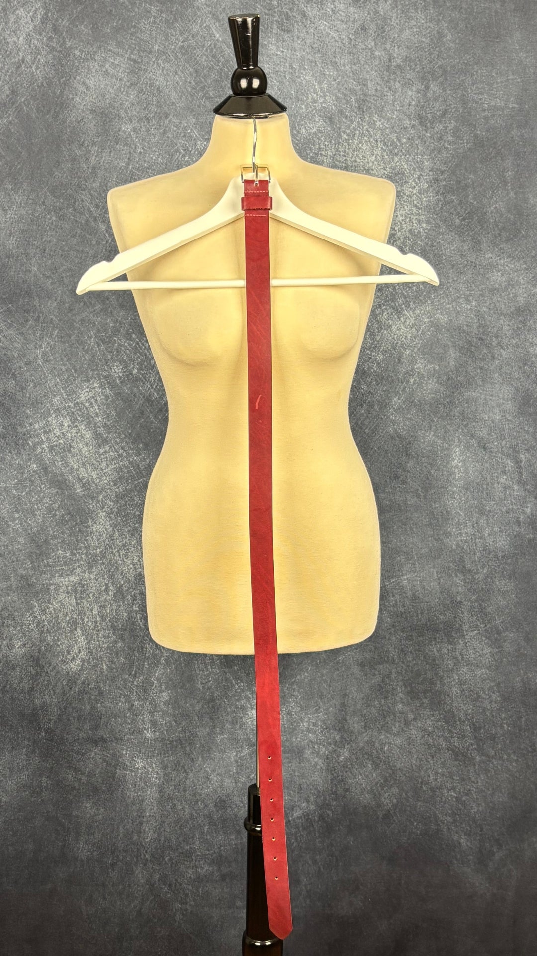 Ceinture en cuir bordeaux Mexx, taille estimée à small/medium. Vue de la ceinture sur toute sa longueur.
