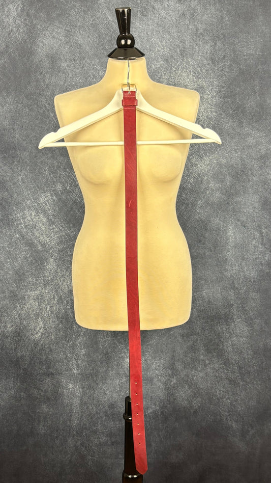 Ceinture en cuir bordeaux Mexx, taille estimée à small/medium. Vue de la ceinture sur toute sa longueur.
