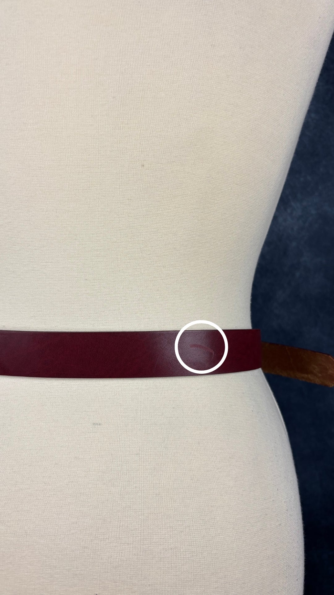 Ceinture en cuir bordeaux Mexx, taille estimée à small/medium. Vue de loin de l'éraflure au dos de la ceinture.