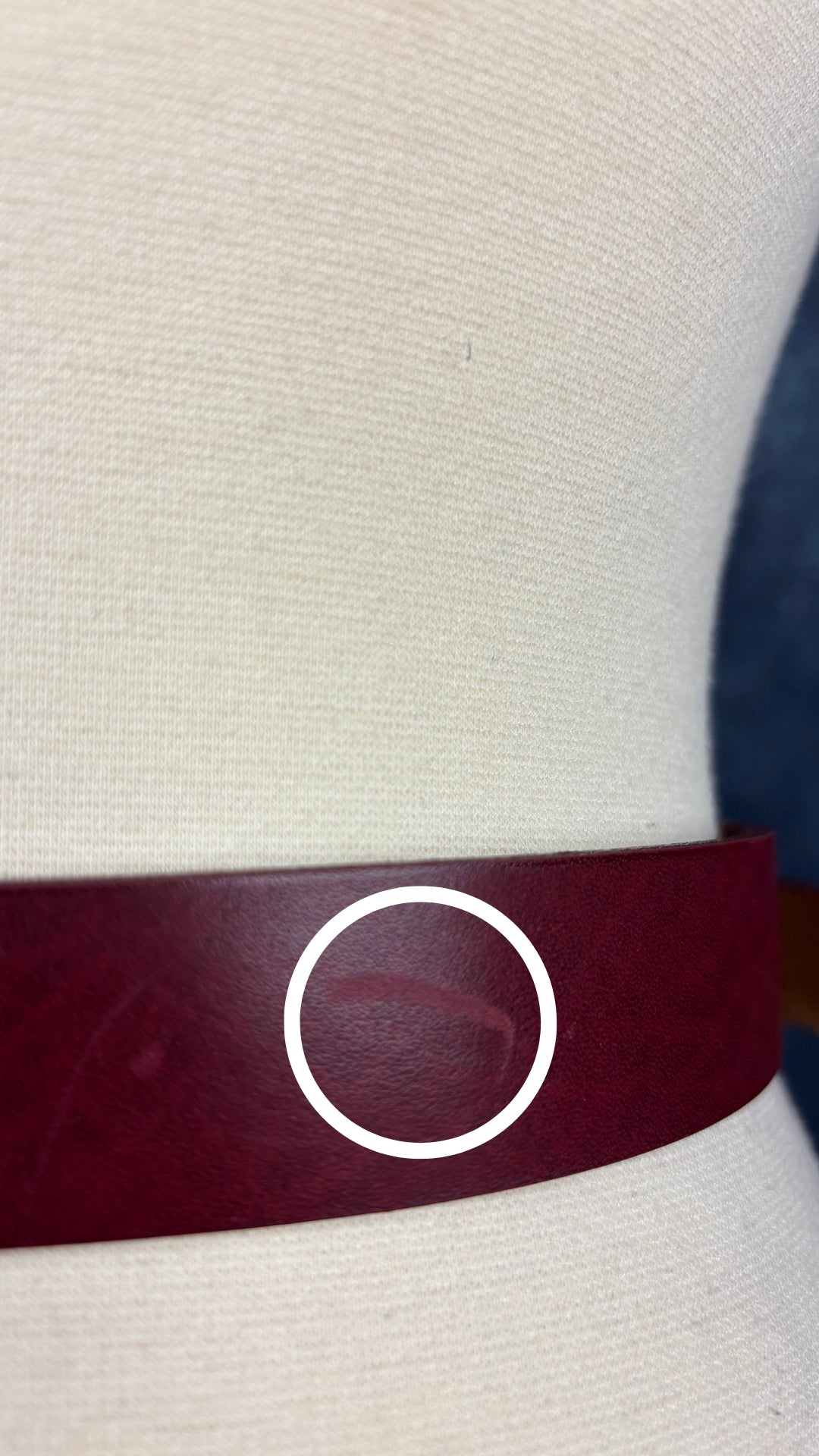 Ceinture en cuir bordeaux Mexx, taille estimée à small/medium. Vue de l'éraflure au dos de la ceinture.