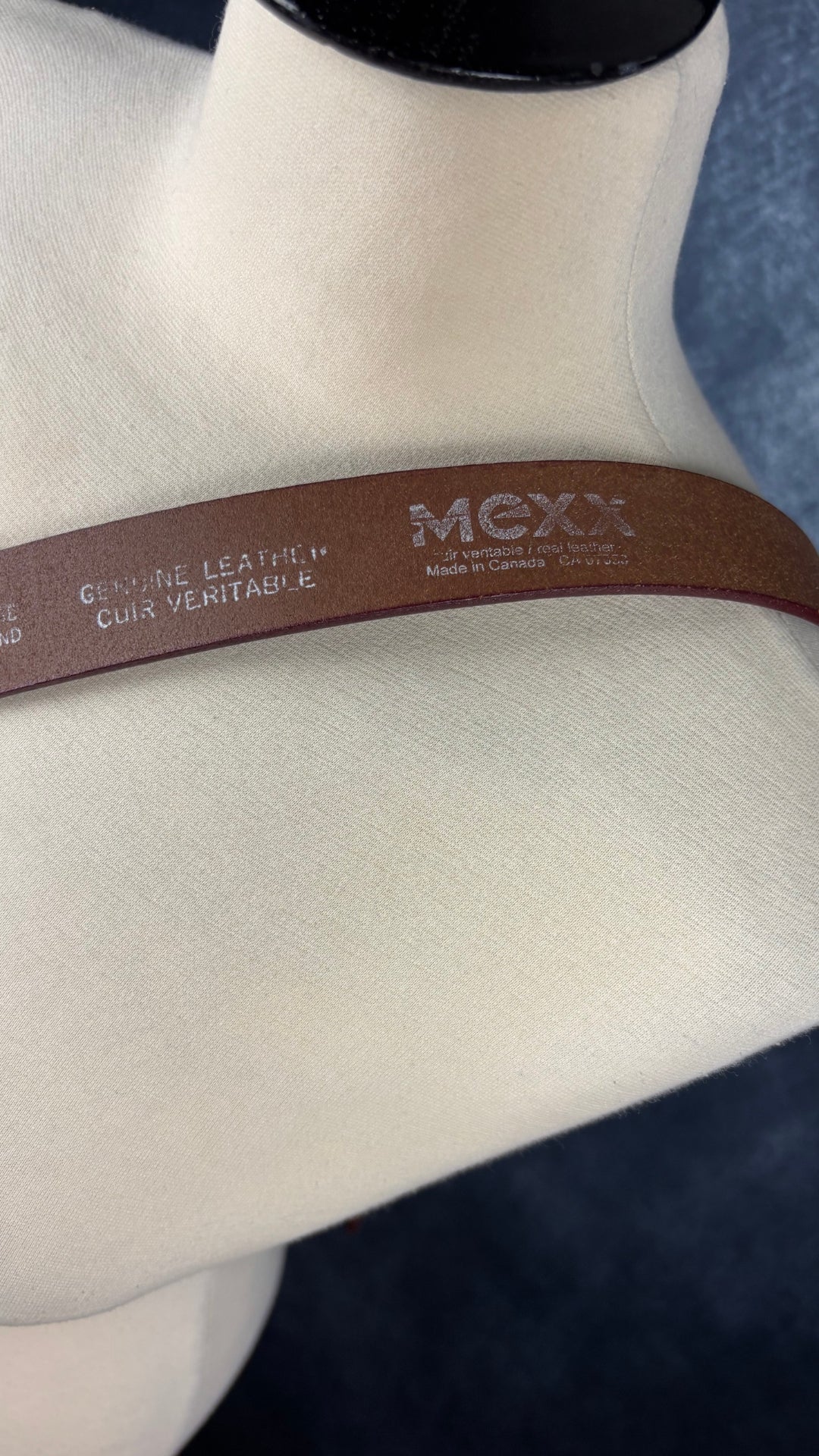 Ceinture en cuir bordeaux Mexx, taille estimée à small/medium. Vue de l'écriture à l'endos de la ceinture.