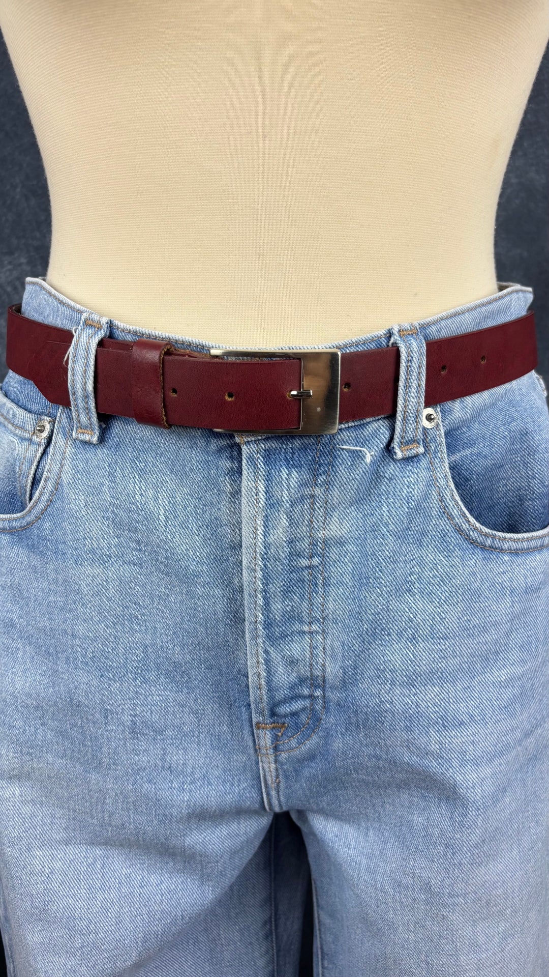 Ceinture en cuir bordeaux Mexx, taille estimée à small/medium. Vue de la ceinture portée sur un jeans.