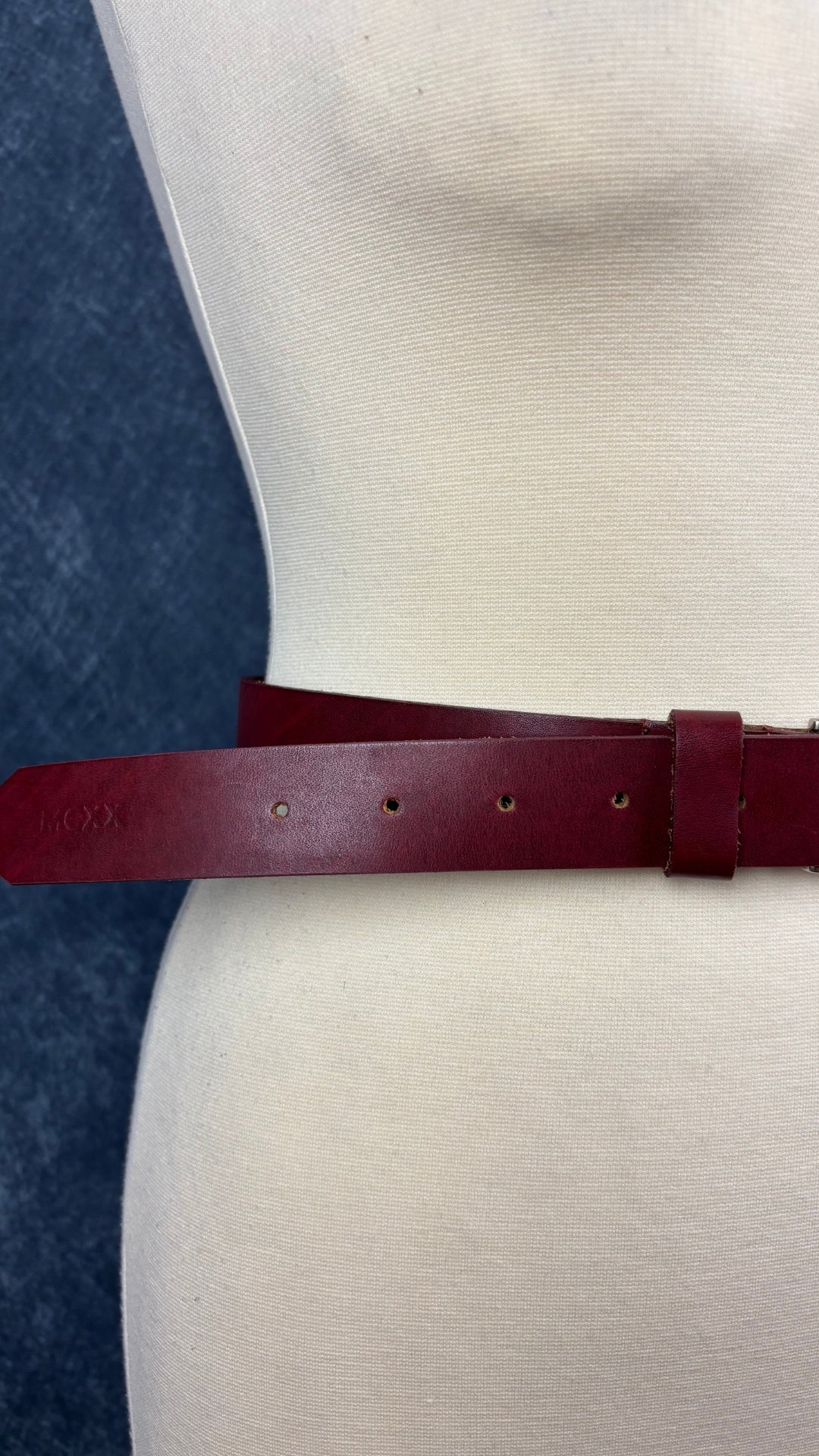 Ceinture en cuir bordeaux Mexx, taille estimée à small/medium. Vue de près des trous.