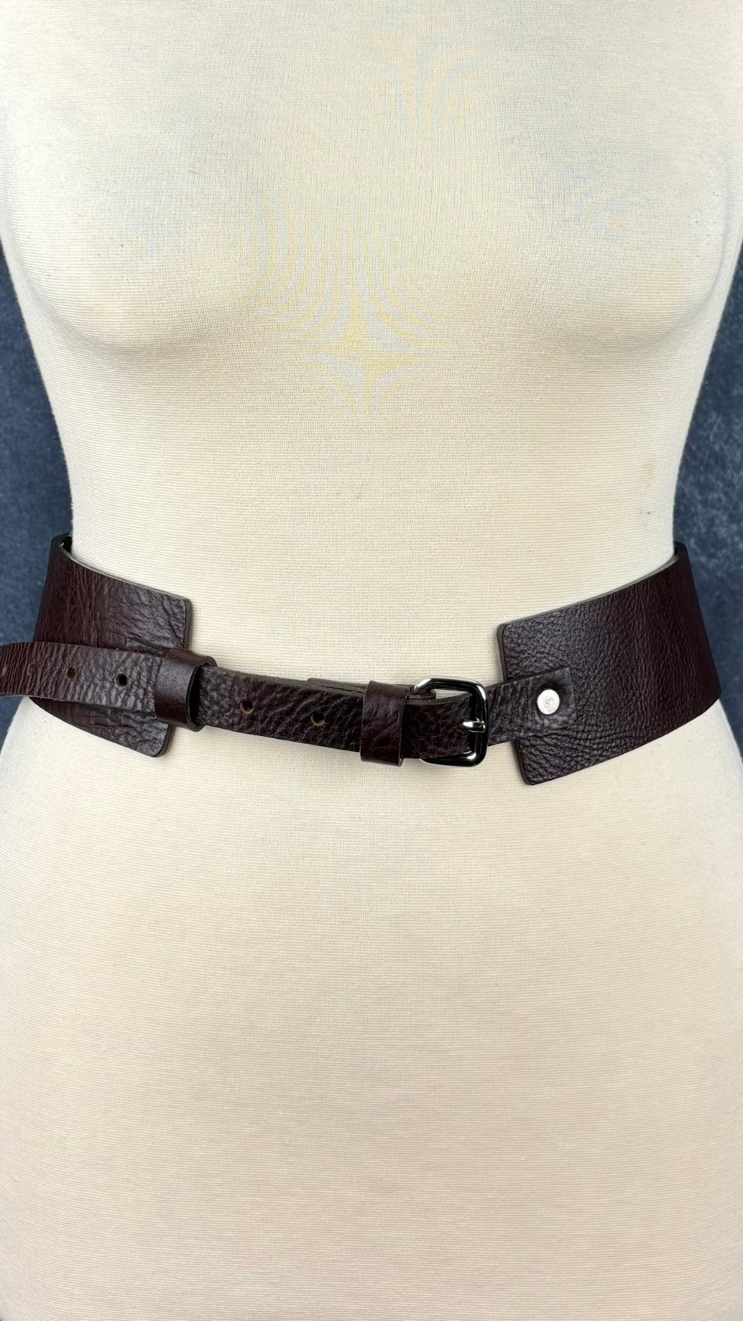 Ceinture en cuir large Simons, taille large. Vue de face, sur le mannequin.