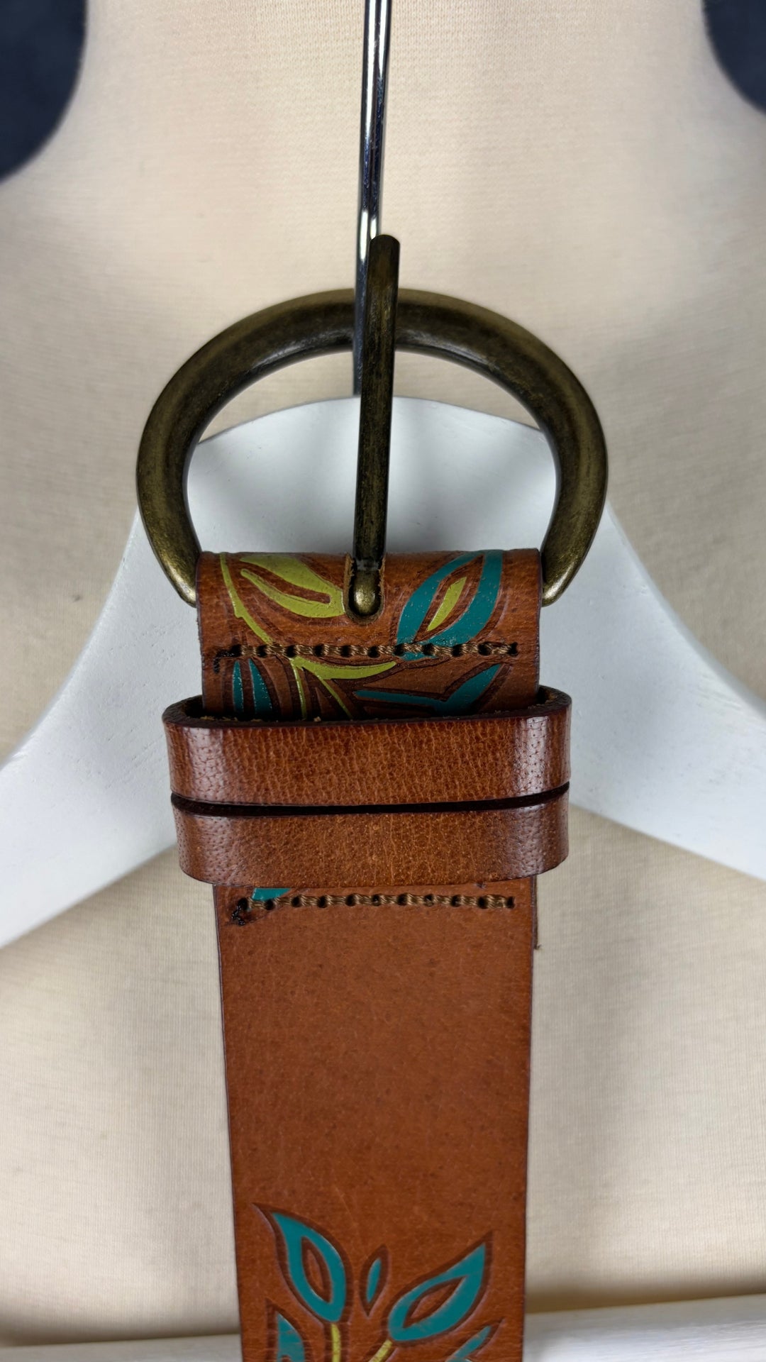 Ceinture en cuir brun à motifs floraux 3 Corone, taille small. Vue de près de la boucle.