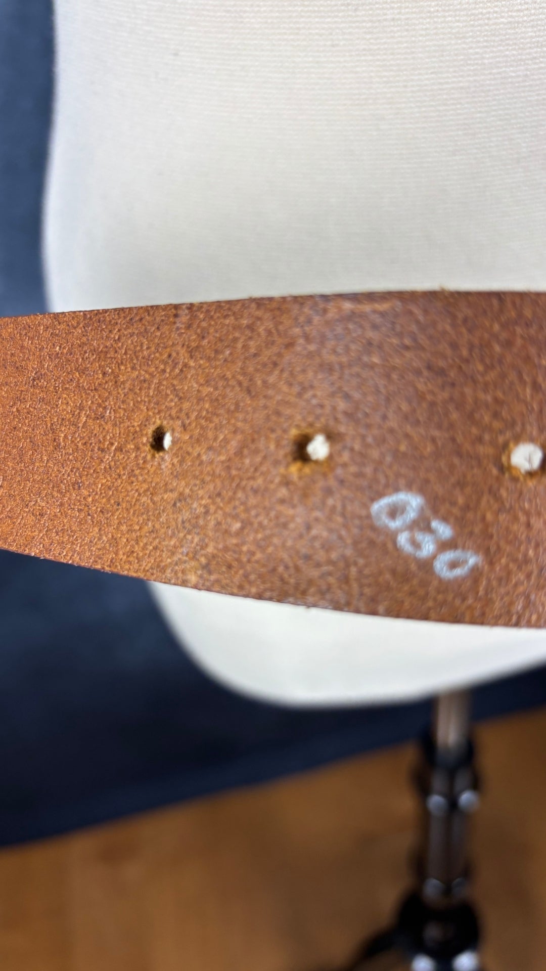 Ceinture en cuir brun à motifs floraux 3 Corone, taille small. Vue de l'endos de la ceinture, là où une inscription à la main est écrite.