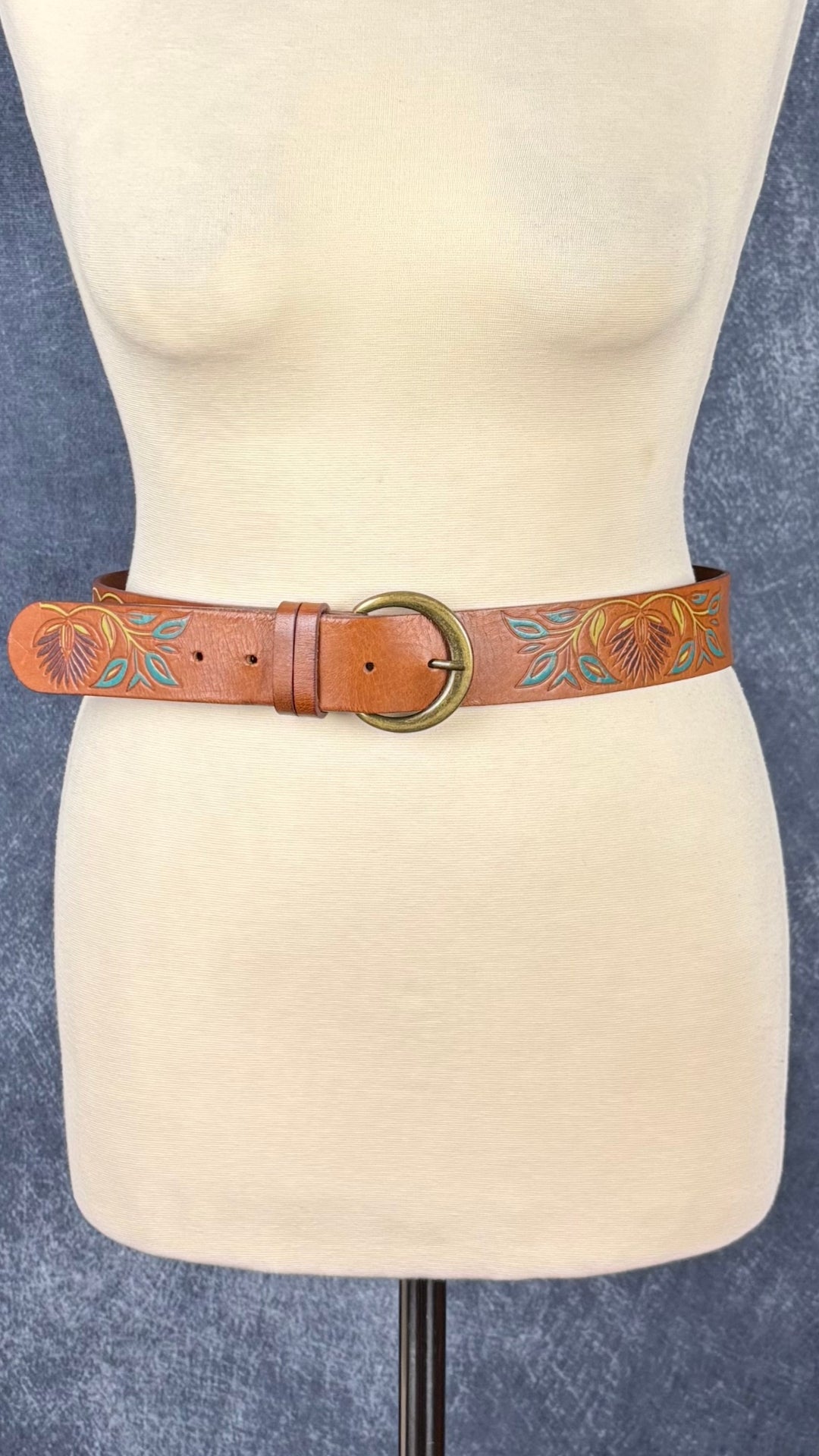 Ceinture en cuir brun à motifs floraux 3 Corone, taille small. Vue de la ceinture sur le mannequin.