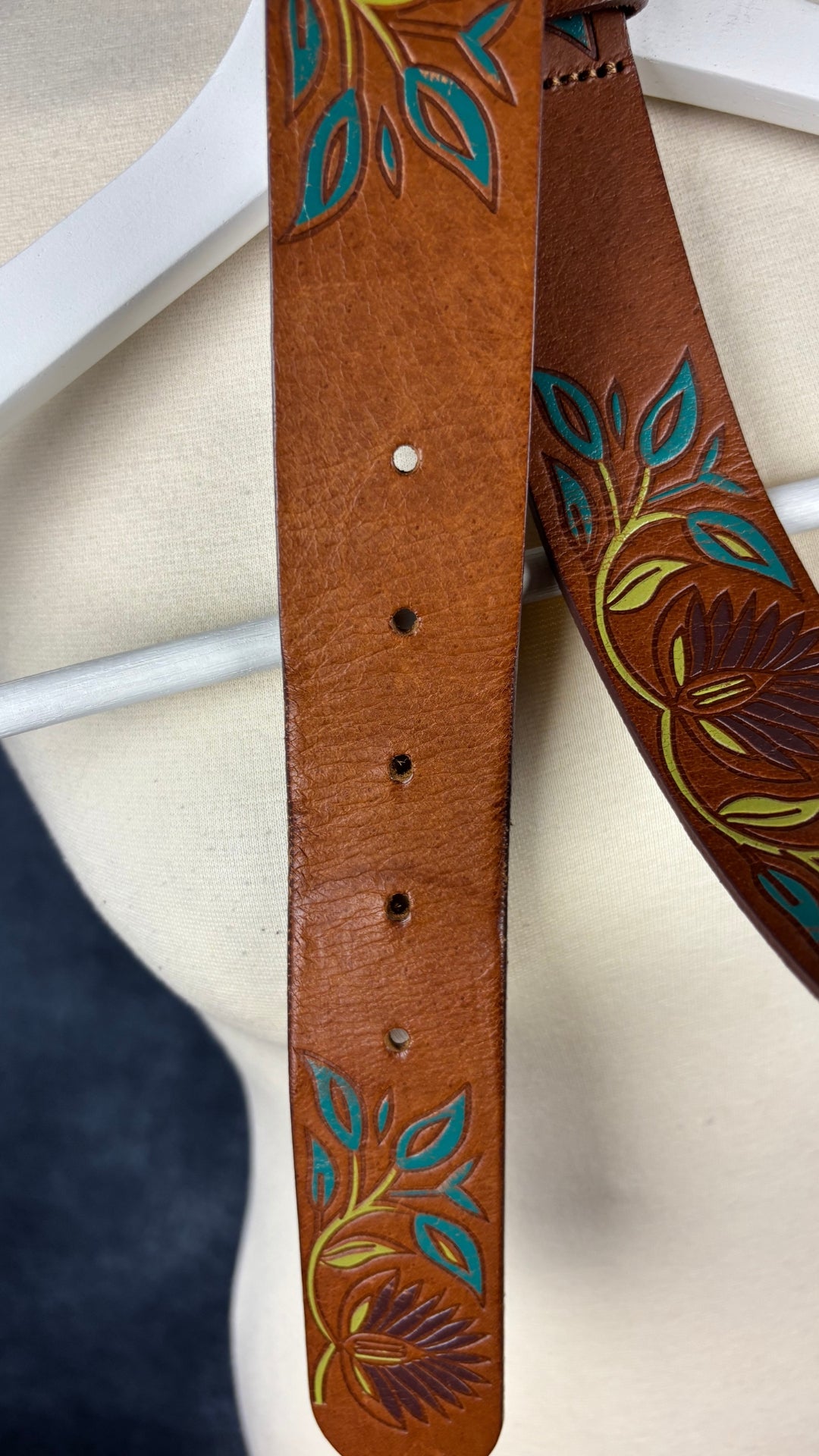 Ceinture en cuir brun à motifs floraux 3 Corone, taille small. Vue des trous.