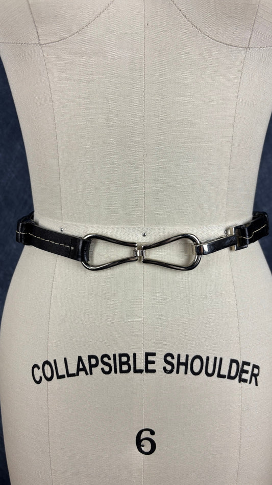 Ceinture en cuir noir avec surpiqûre crème Ailes Collection, taille unique. Vue de face, sur le mannequin.