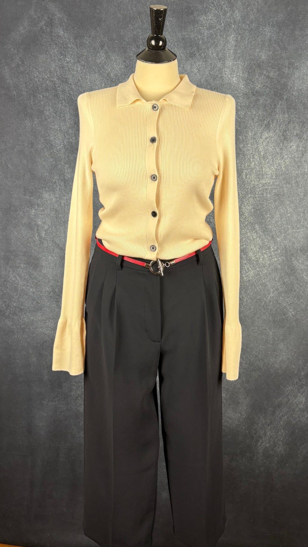Ceinture en cuir rouge taille unique. Vue de l'agencement avec le pantalon Effortless pant et le cardigan crème InWear.