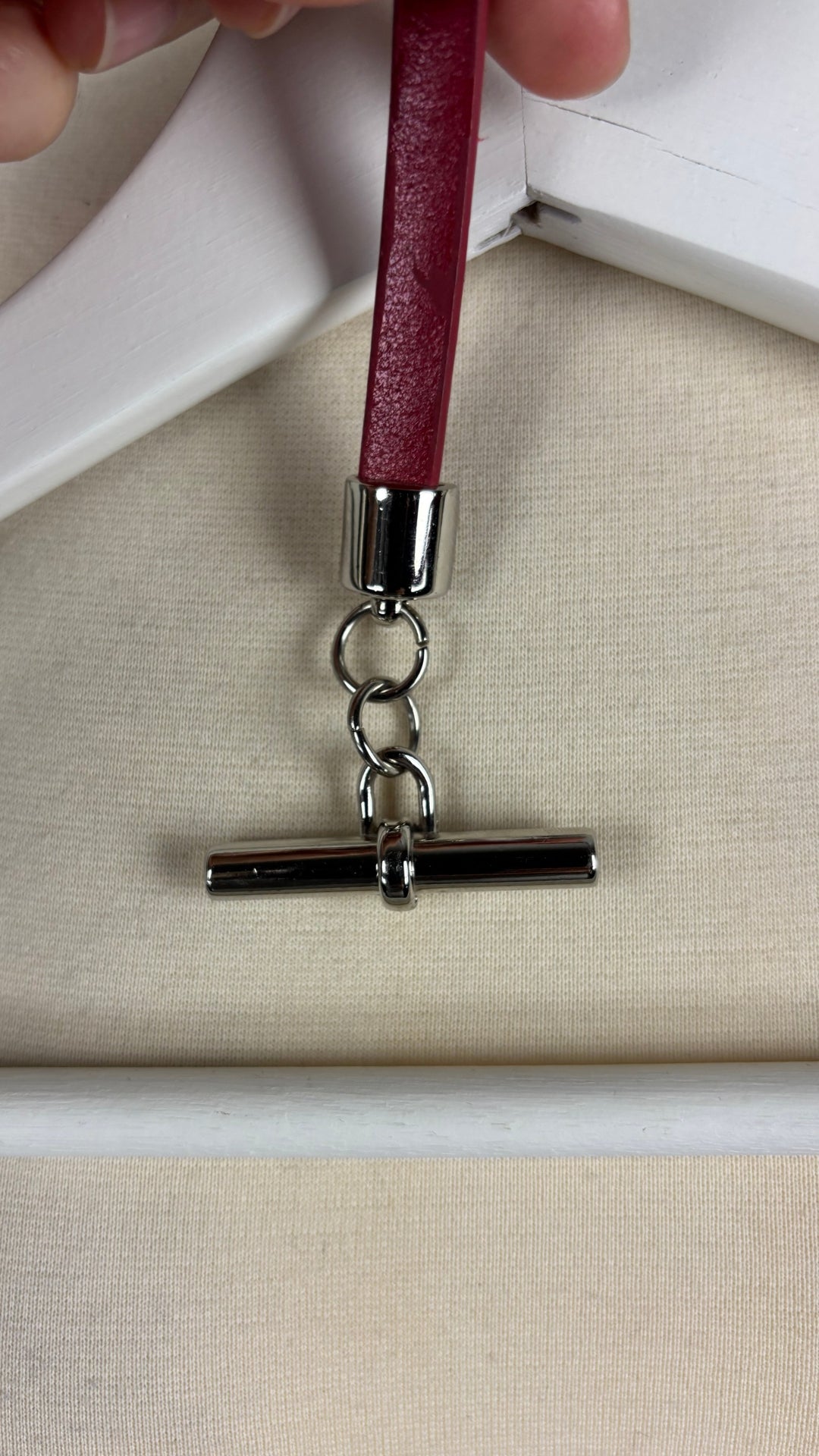 Ceinture en cuir rouge taille unique. Vue de l'attache.