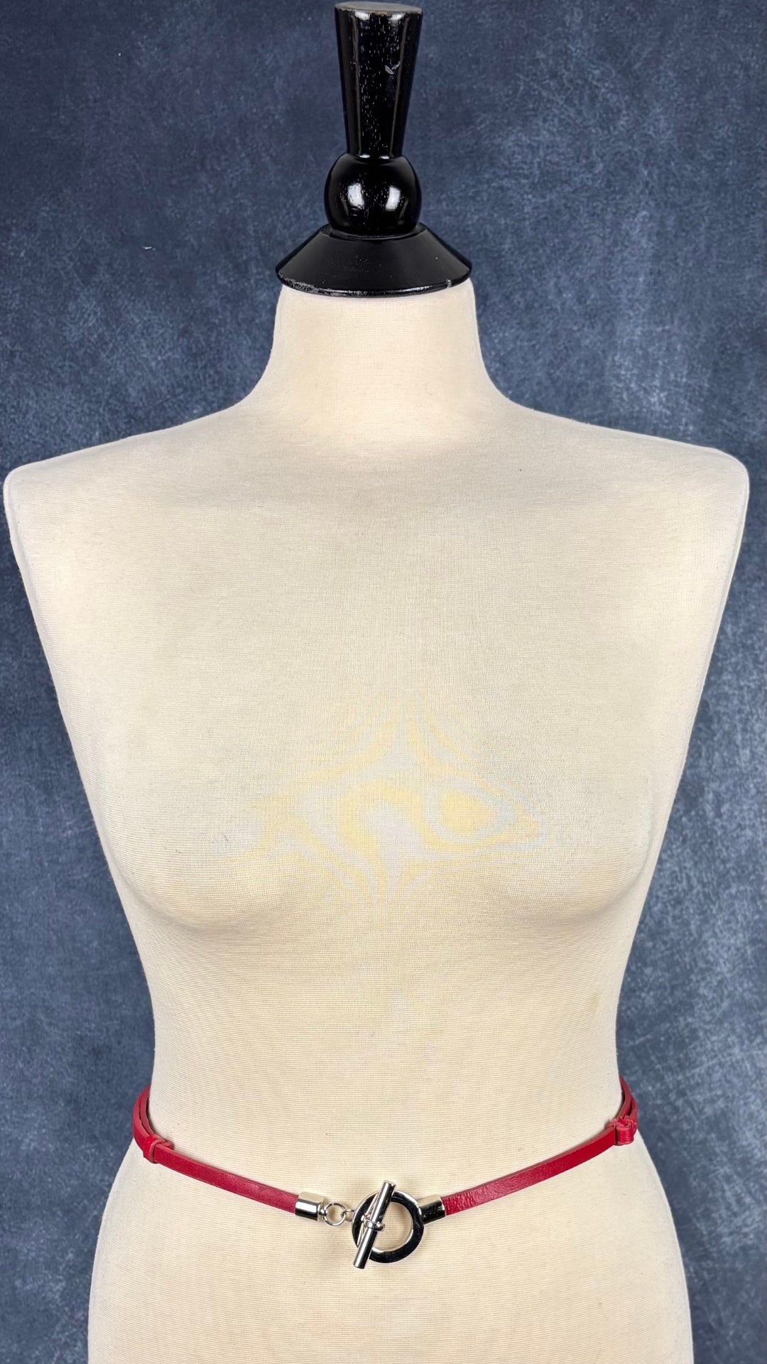 Ceinture en cuir rouge taille unique. Vue de face, sur le mannequin.