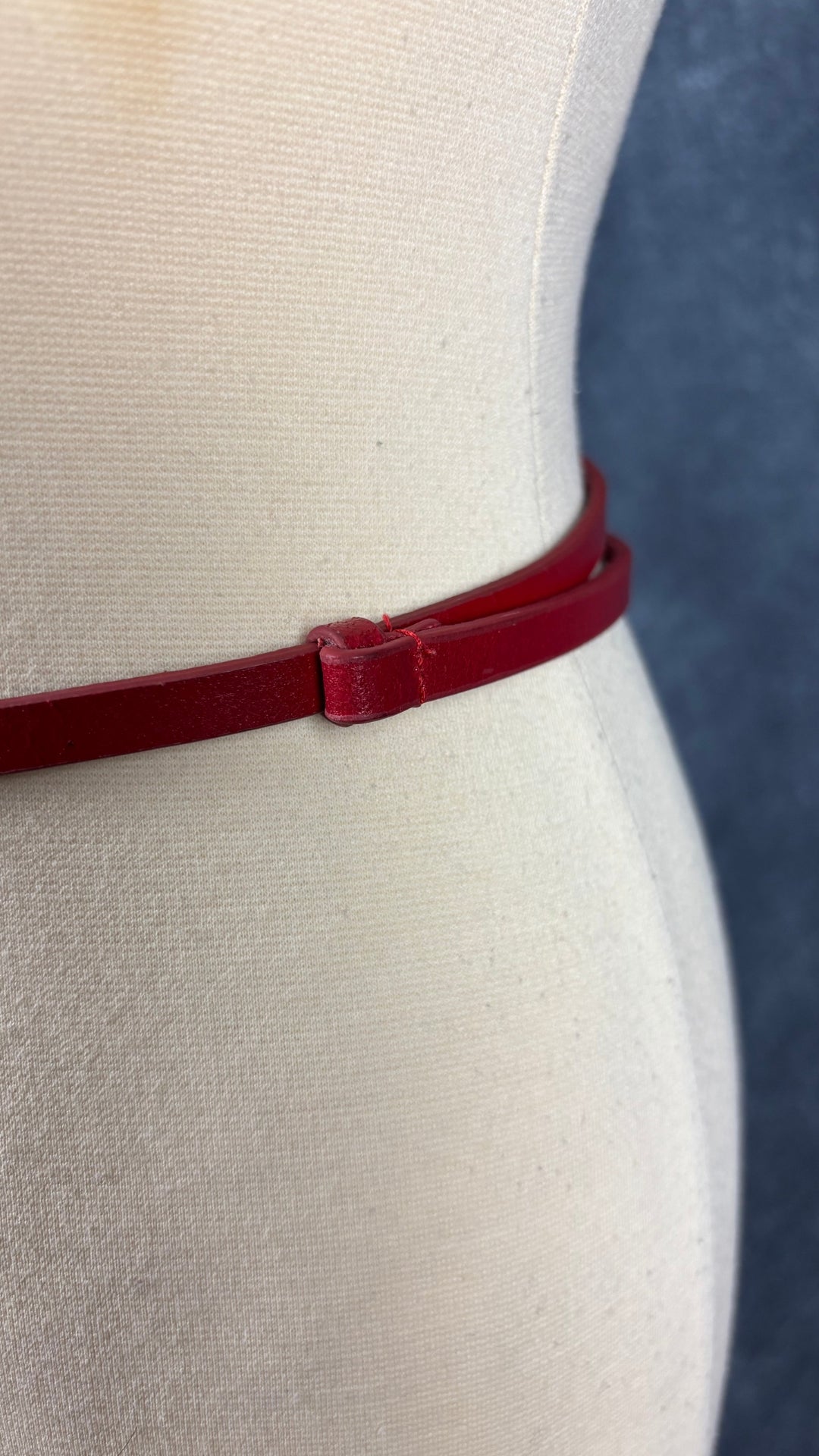 Ceinture en cuir rouge taille unique. Vue de la partie coulissante de la ceinture.