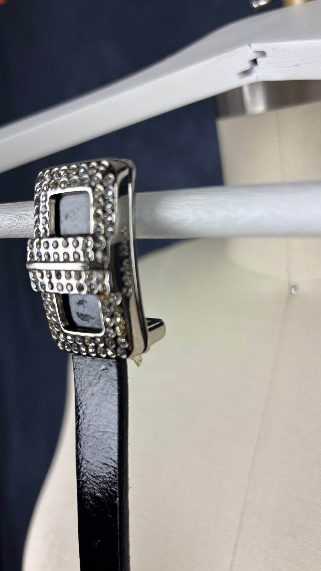 Ceinture fine en cuir vernis noir avec boucle sertie de cristaux étincelants Calvin Klein, taille xl. Vue de la boucle, de côté.