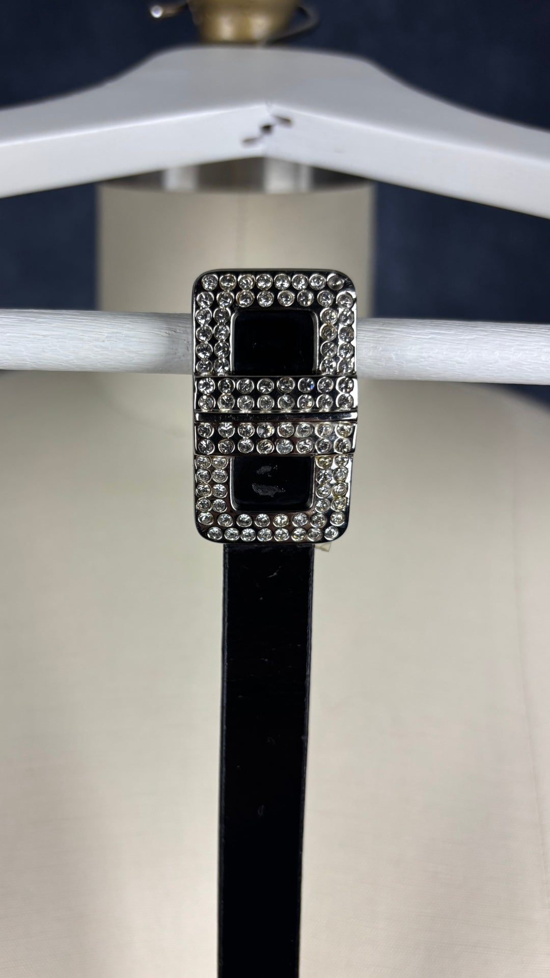 Ceinture fine en cuir vernis noir avec boucle sertie de cristaux étincelants Calvin Klein, taille xl. Vue de la boucle, de près.