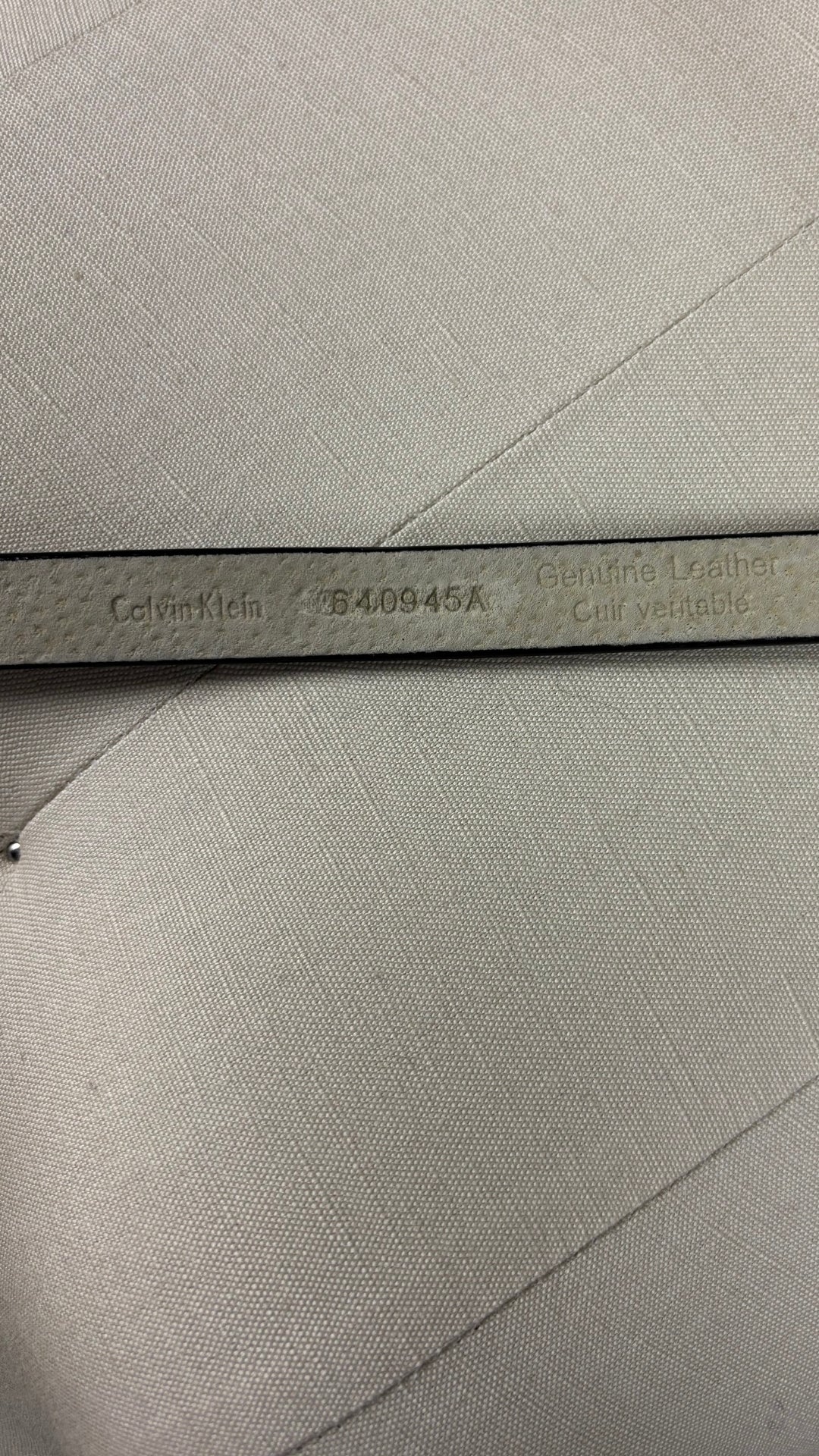 Ceinture fine en cuir vernis noir avec boucle sertie de cristaux étincelants Calvin Klein, taille xl. Vue de l'endos de la ceinture.