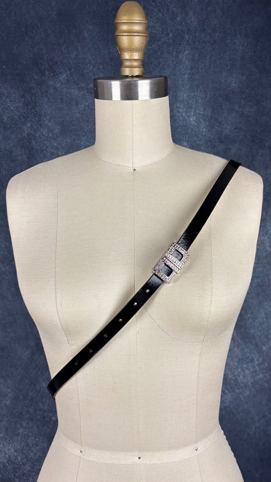 Ceinture fine en cuir vernis noir avec boucle sertie de cristaux étincelants Calvin Klein, taille xl. Vue de la ceinture en bandoulière sur le mannequin.