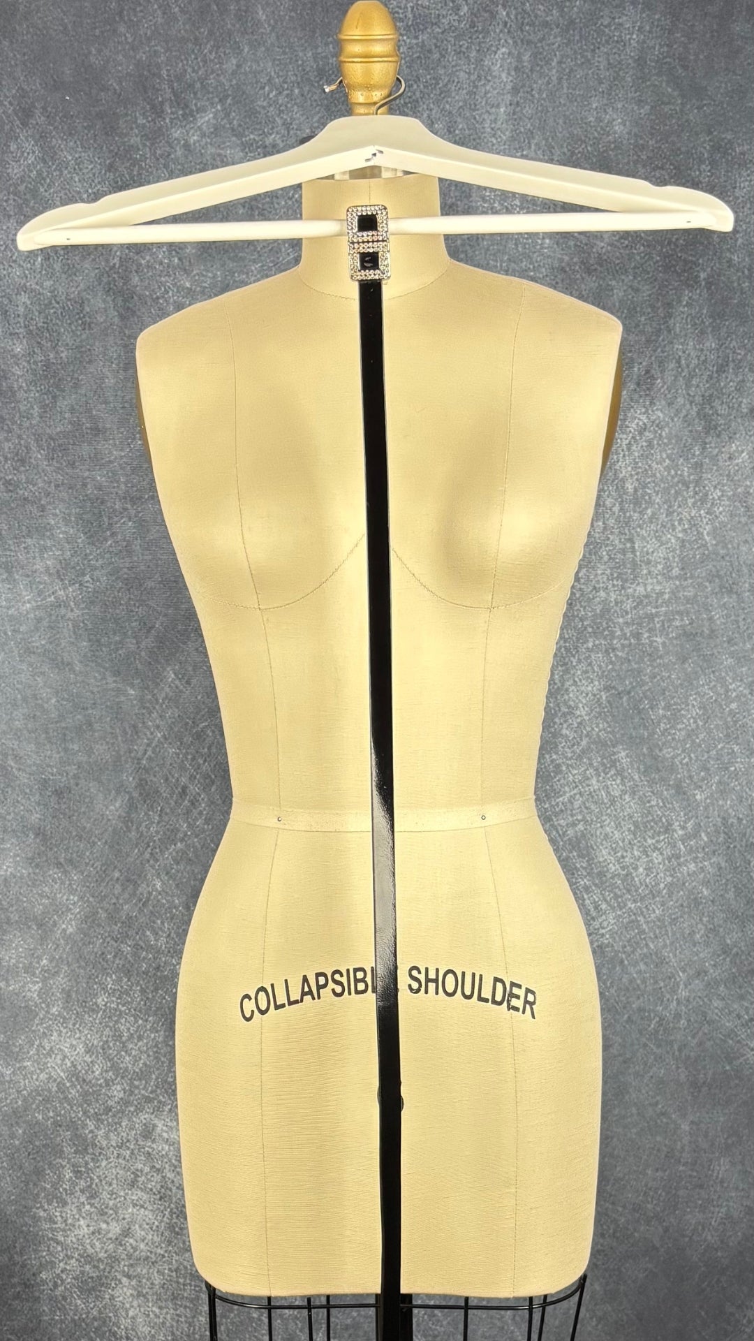 Ceinture fine en cuir vernis noir avec boucle sertie de cristaux étincelants Calvin Klein, taille xl. Vue de la ceinture, pleine longueur.