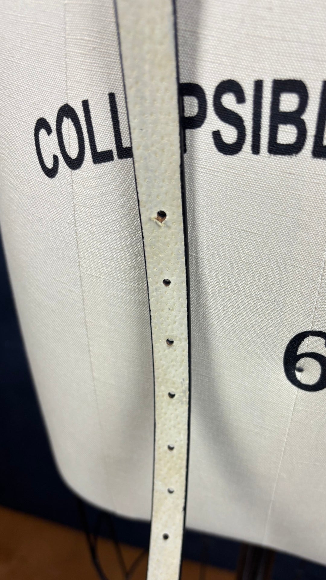 Ceinture fine en cuir vernis noir avec boucle sertie de cristaux étincelants Calvin Klein, taille xl. Vue des trous de la ceinture, de dos.