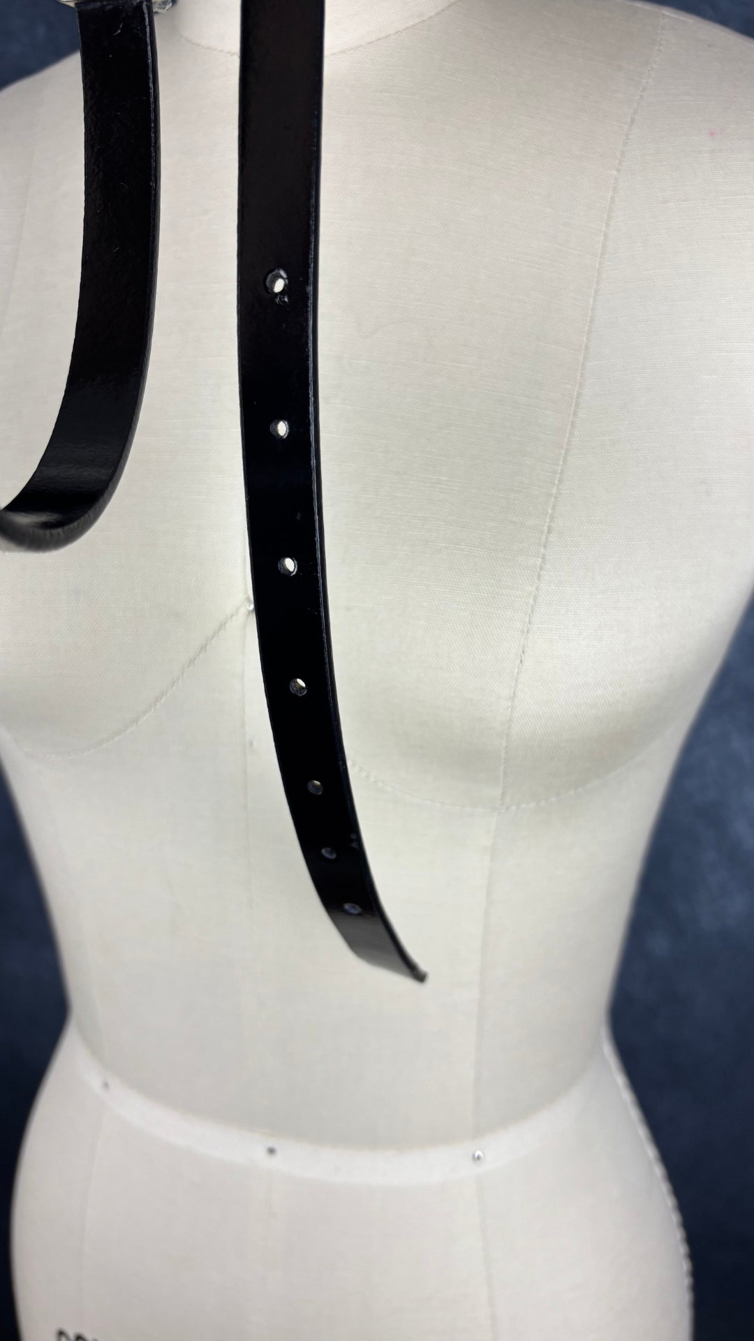 Ceinture fine en cuir vernis noir avec boucle sertie de cristaux étincelants Calvin Klein, taille xl. Vue des trous de la ceinture, de face.