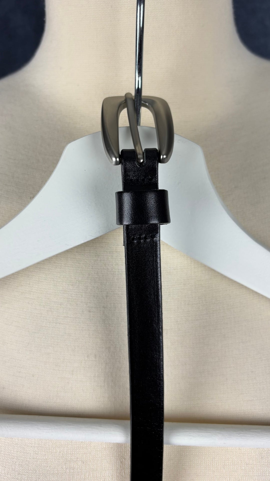 Ceinture fine en cuir noir Holt Renfrew, taille xs/s. Vue de près de la boucle.