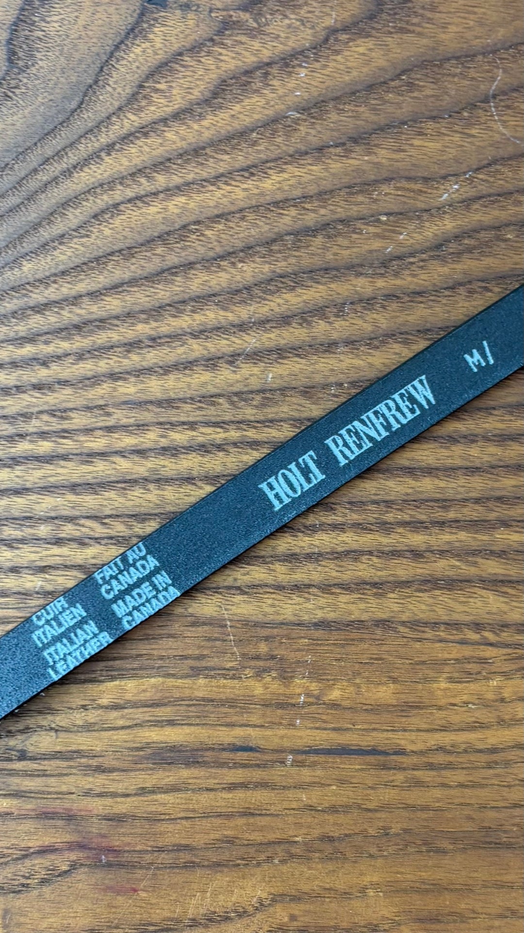 Ceinture fine en cuir noir Holt Renfrew, taille xs/s. Vue de l'endos de la ceinture.