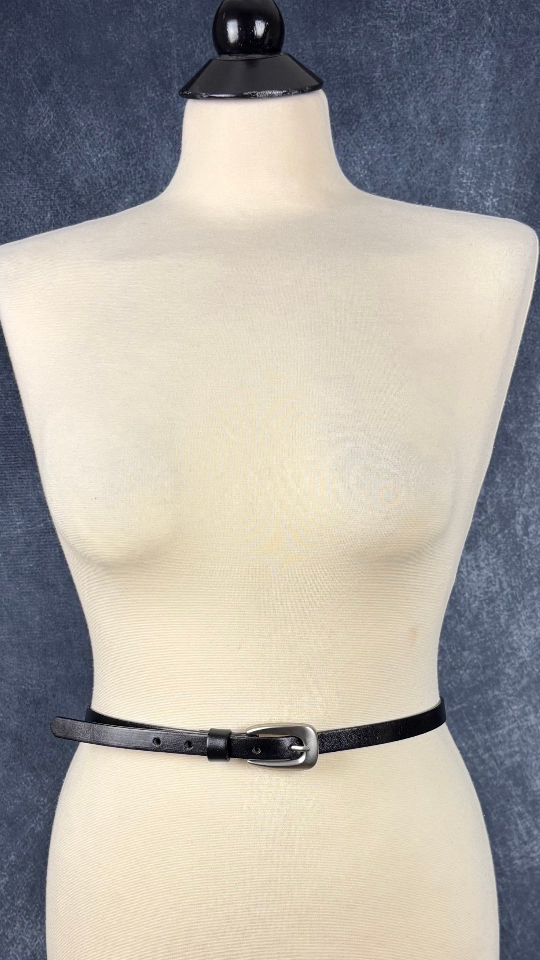 Ceinture fine en cuir noir Holt Renfrew, taille xs/s. Vue de face sur le mannequin.