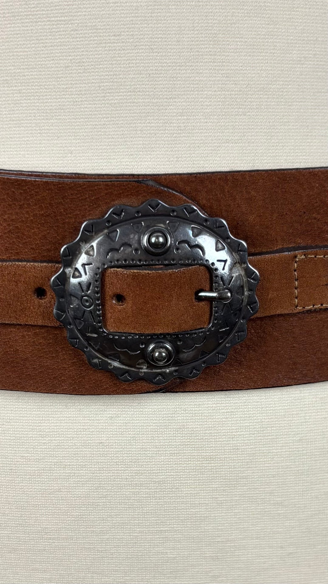 Ceinture large en cuir brun Massimo Dutti, taille estimée xs/s. Vue de la boucle.