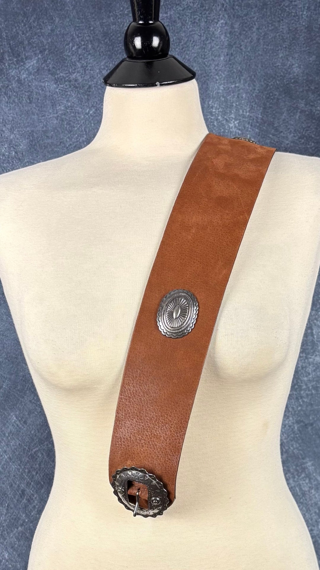 Ceinture large en cuir brun Massimo Dutti, taille estimée xs/s. Vue sur le mannequin, en bandoulière.