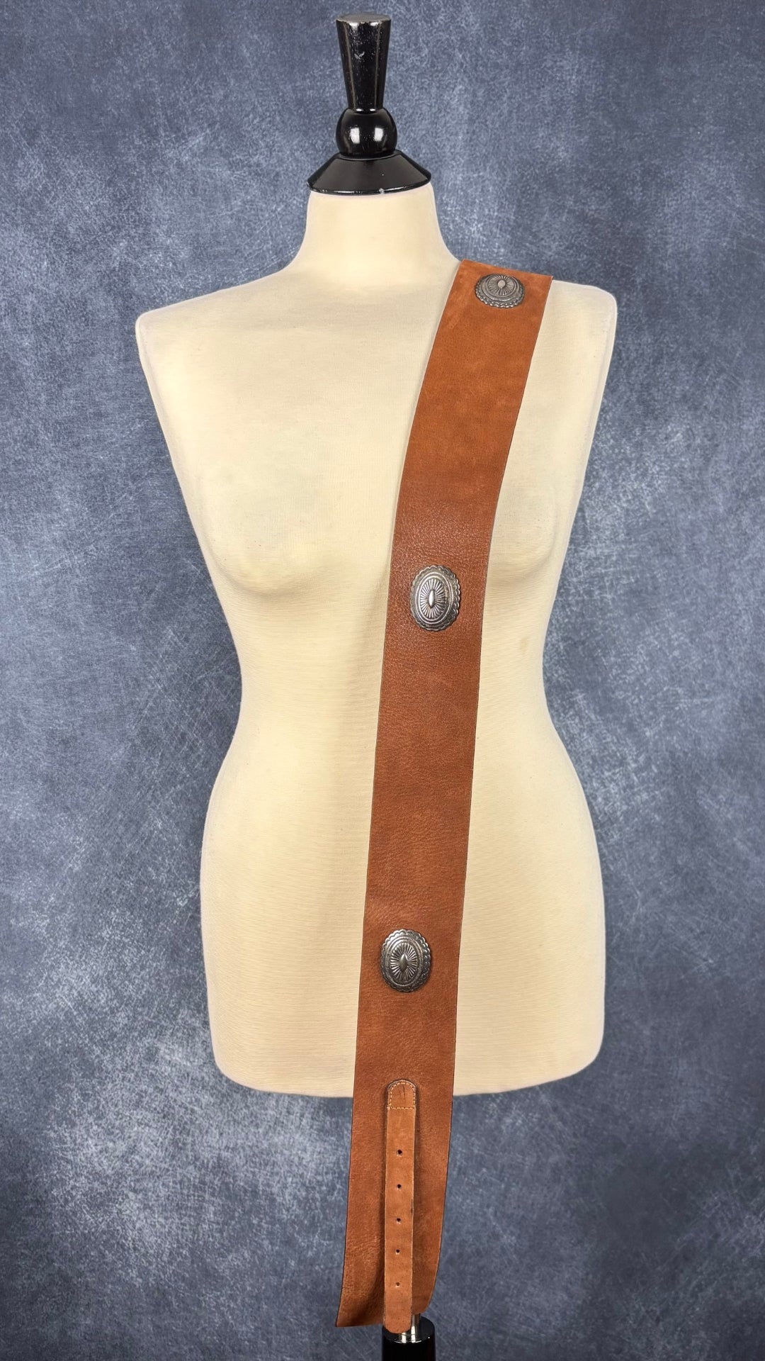 Ceinture large en cuir brun Massimo Dutti, taille estimée xs/s. Vue des insertions métalliques sur le mannequin.