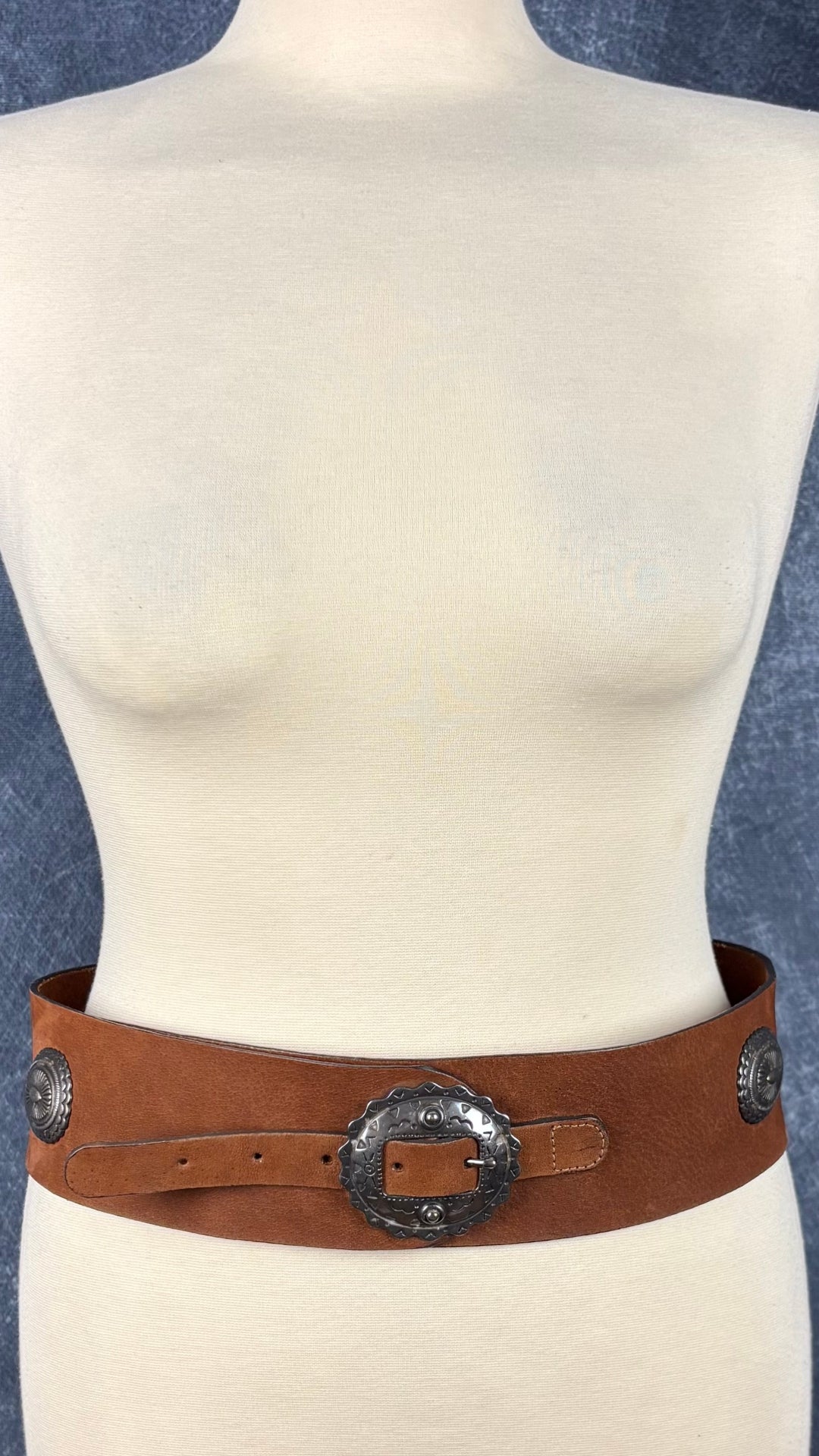 Ceinture large en cuir brun Massimo Dutti, taille estimée xs/s. Vue sur la taille du mannequin.