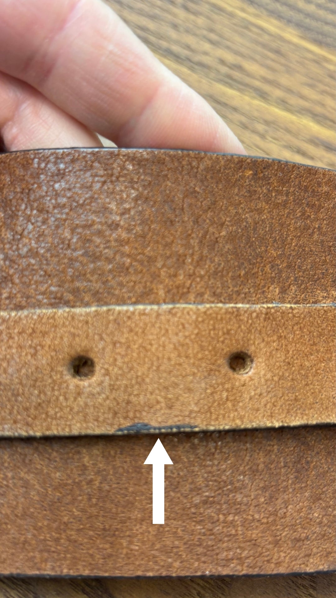 Ceinture large en cuir brun Massimo Dutti, taille estimée xs/s. Vue de la petite marque plus foncée près des trous.