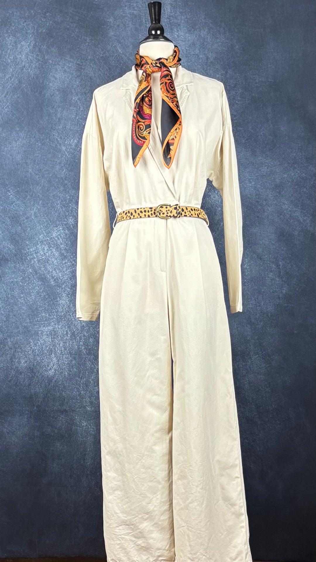 Ceinture à motif animalier en cuir Loklik, taille medium. Vue de l'agencement avec la combinaison et le foulard coloré satiné.