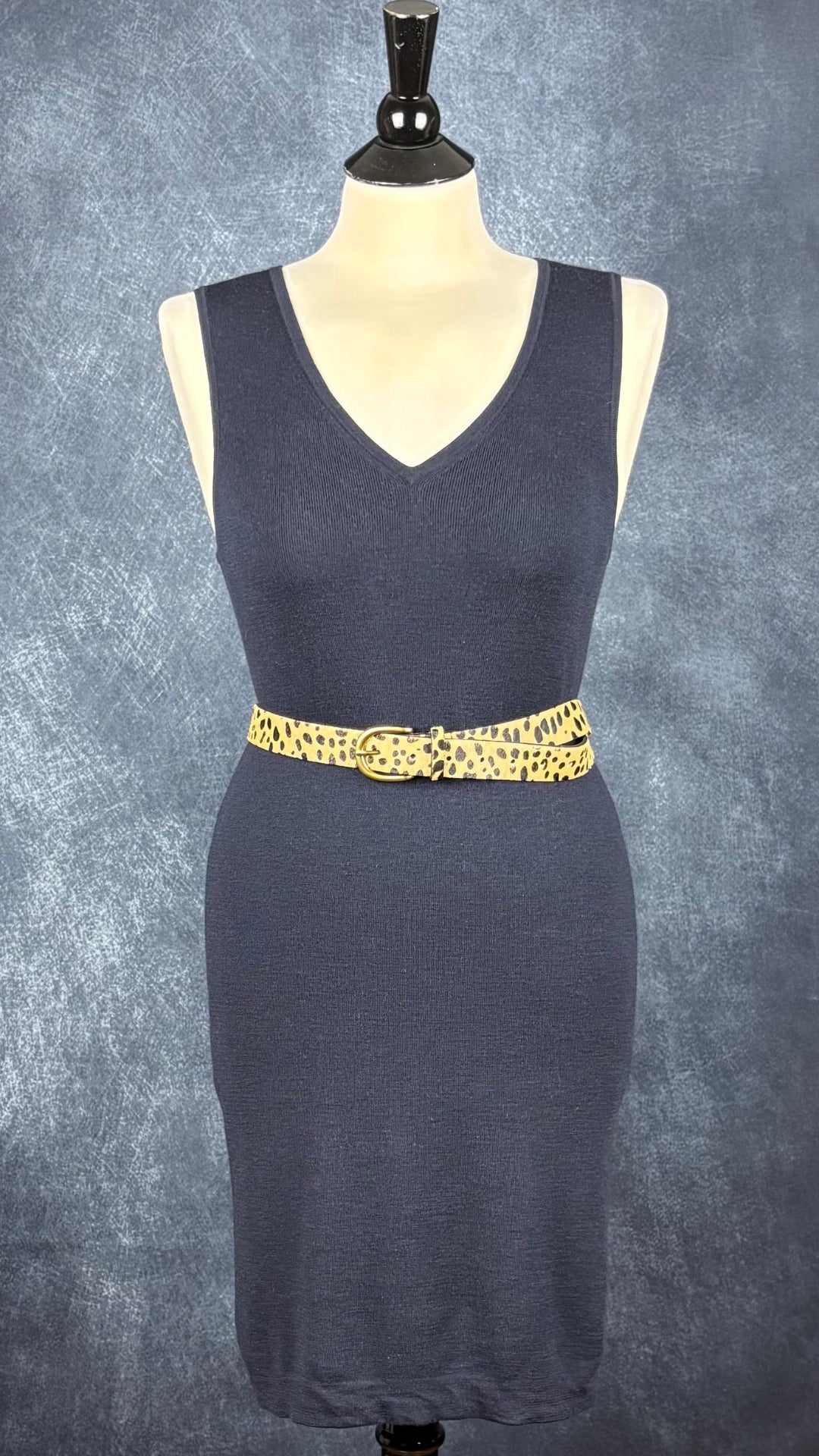 Ceinture à motif animalier en cuir Loklik, taille medium. Vue de l'agencement avec la robe en fin lainage Ca va de soi.