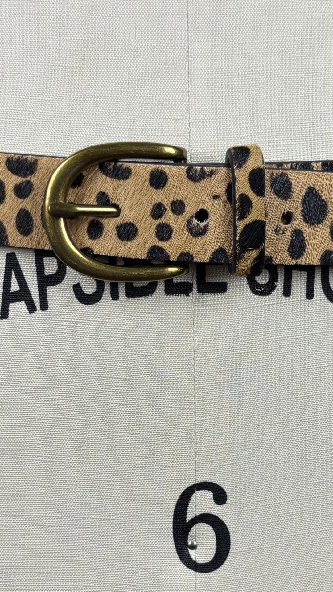 Ceinture à motif animalier en cuir Loklik, taille medium. Vue de près de la boucle.
