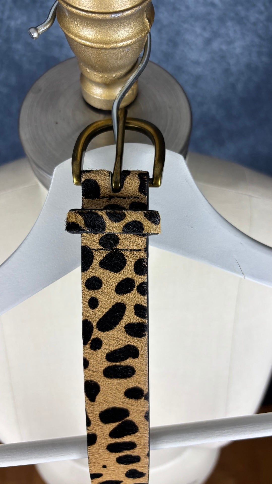 Ceinture à motif animalier en cuir Loklik, taille medium. Vue de près du motif.