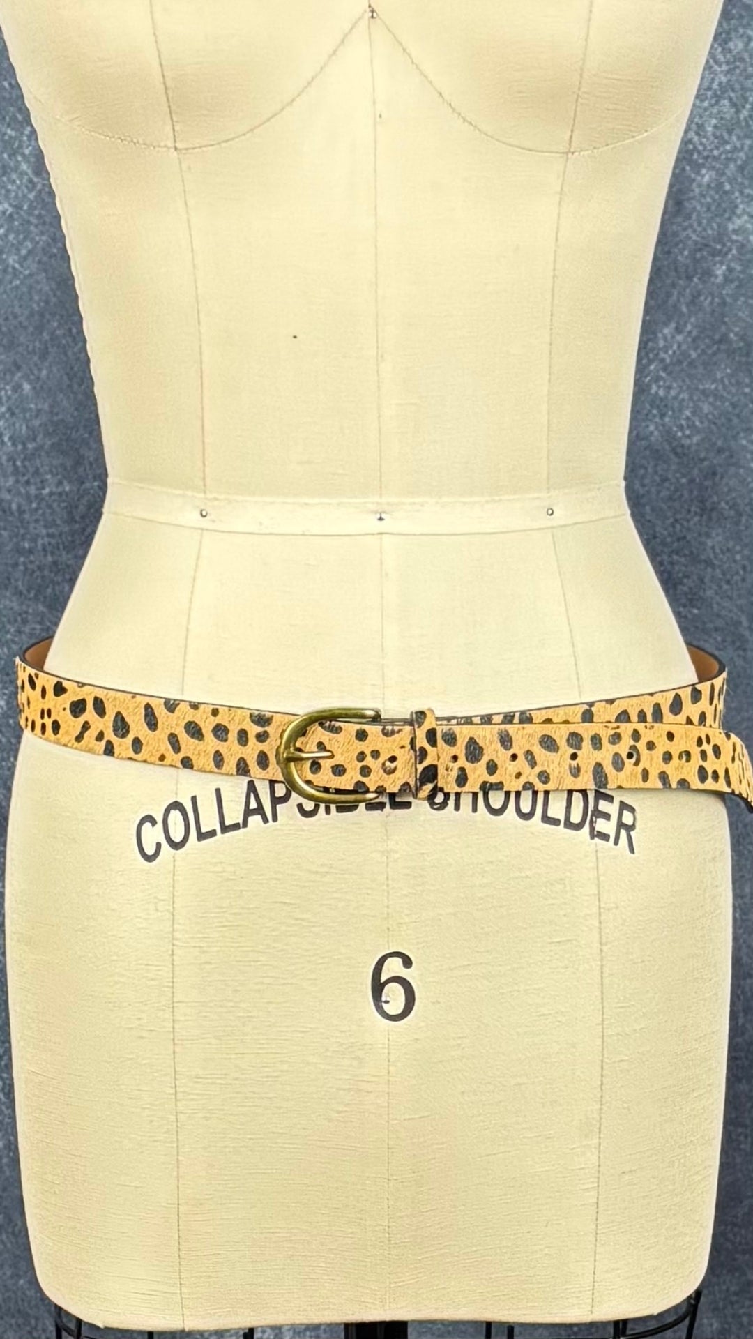 Ceinture à motif animalier en cuir Loklik, taille medium. Vue de la ceinture sur le mannequin.
