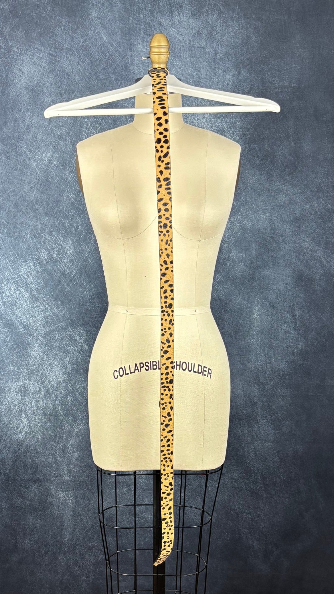 Ceinture à motif animalier en cuir Loklik, taille medium. Vue de le ceinture sur la longueur.
