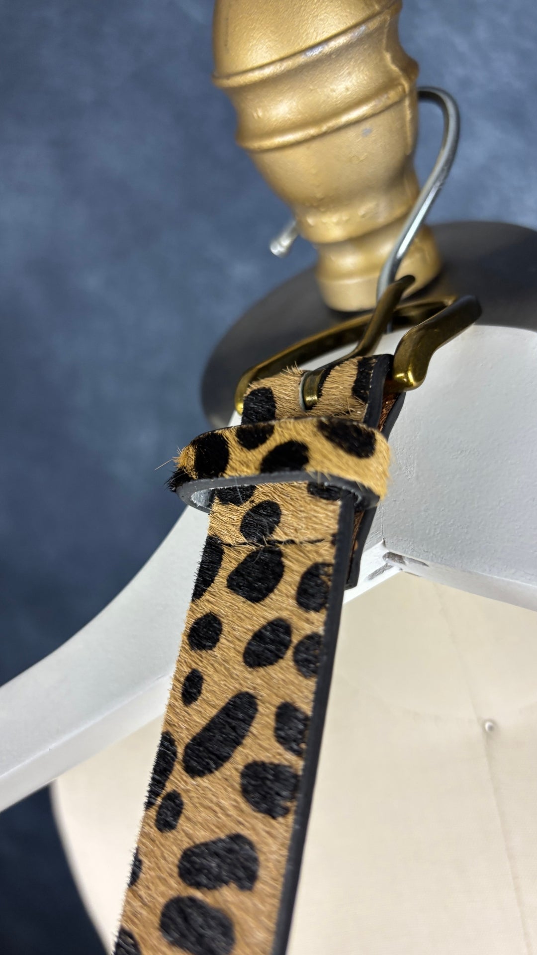 Ceinture à motif animalier en cuir Loklik, taille medium. Vue de près des poils sur la face qui présente le motif.