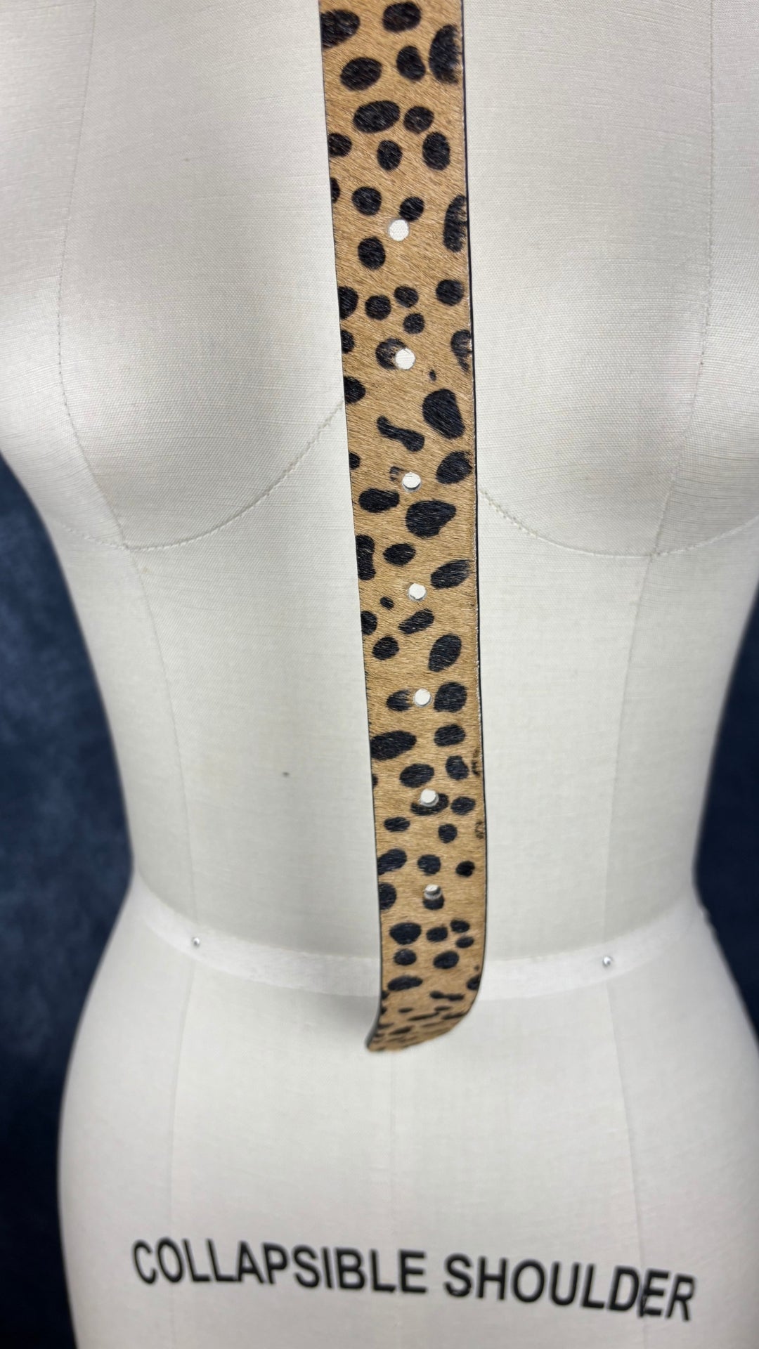 Ceinture à motif animalier en cuir Loklik, taille medium. Vue de près des trous.