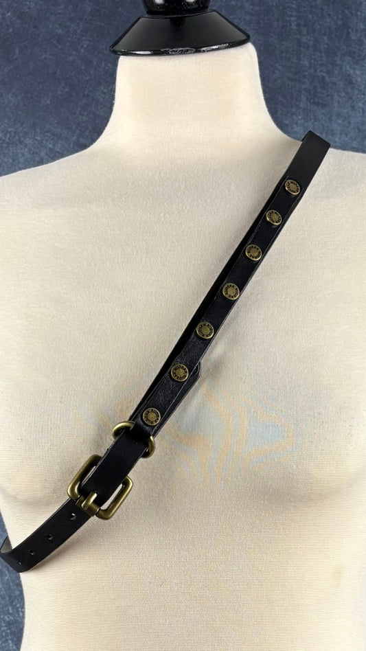 Ceinture noir-brun en cuir Rudsak, taille medium. Vue de la ceinture, sur le mannequin.