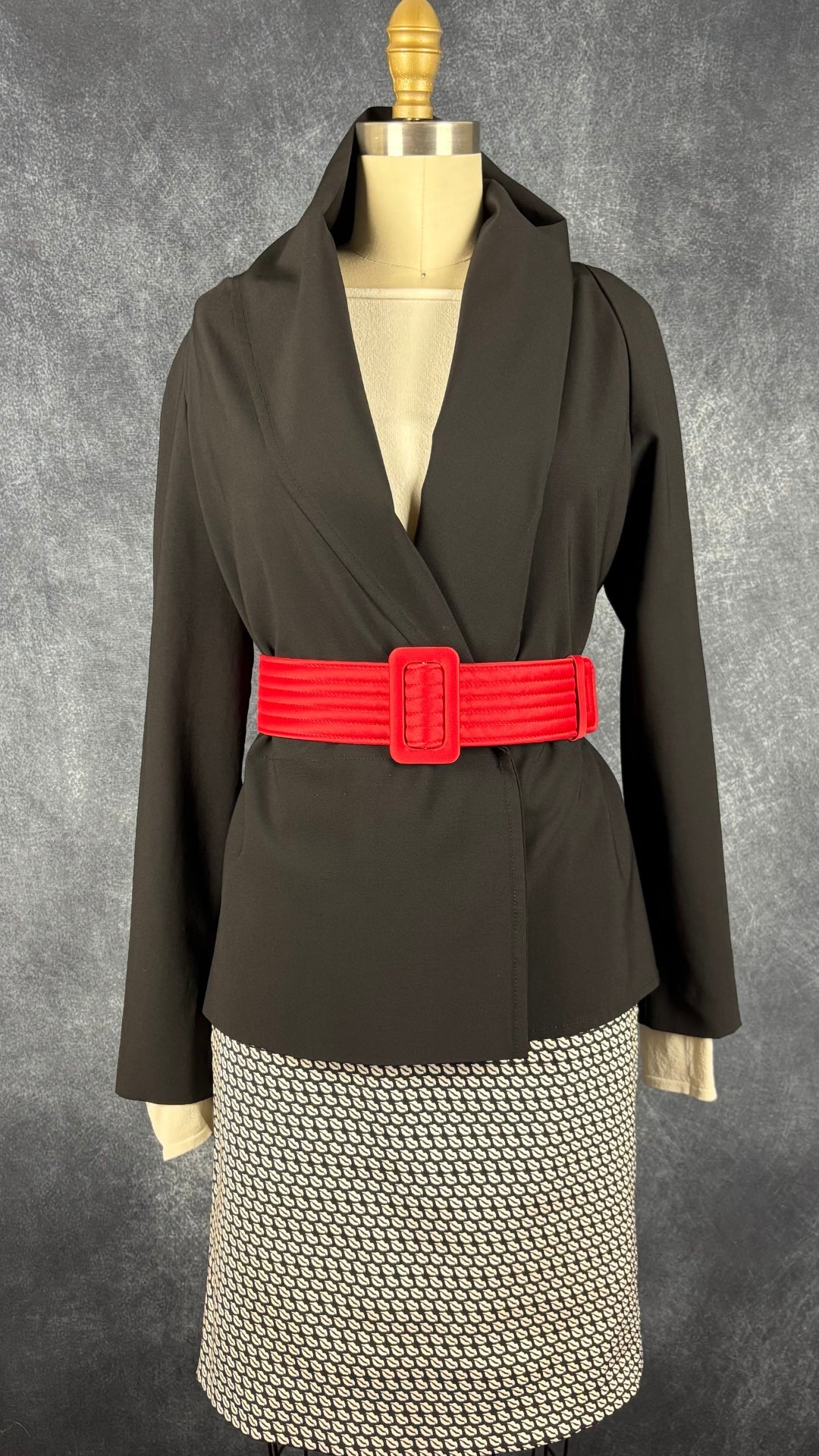 Ceinture rouge en tissu matelassé Escada, taille xs/s. Vue de l'agencement avec la veste Sarah Pacini et la jupe lèvres Tristan.