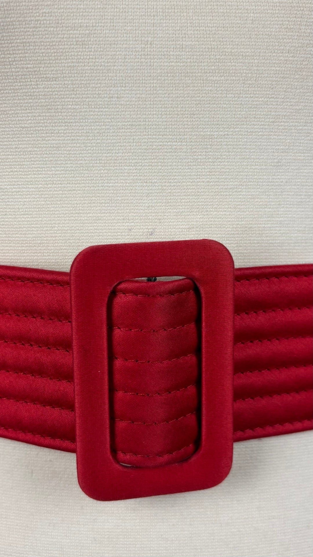 Ceinture rouge en tissu matelassé Escada, taille xs/s. Vue de près de la boucle.