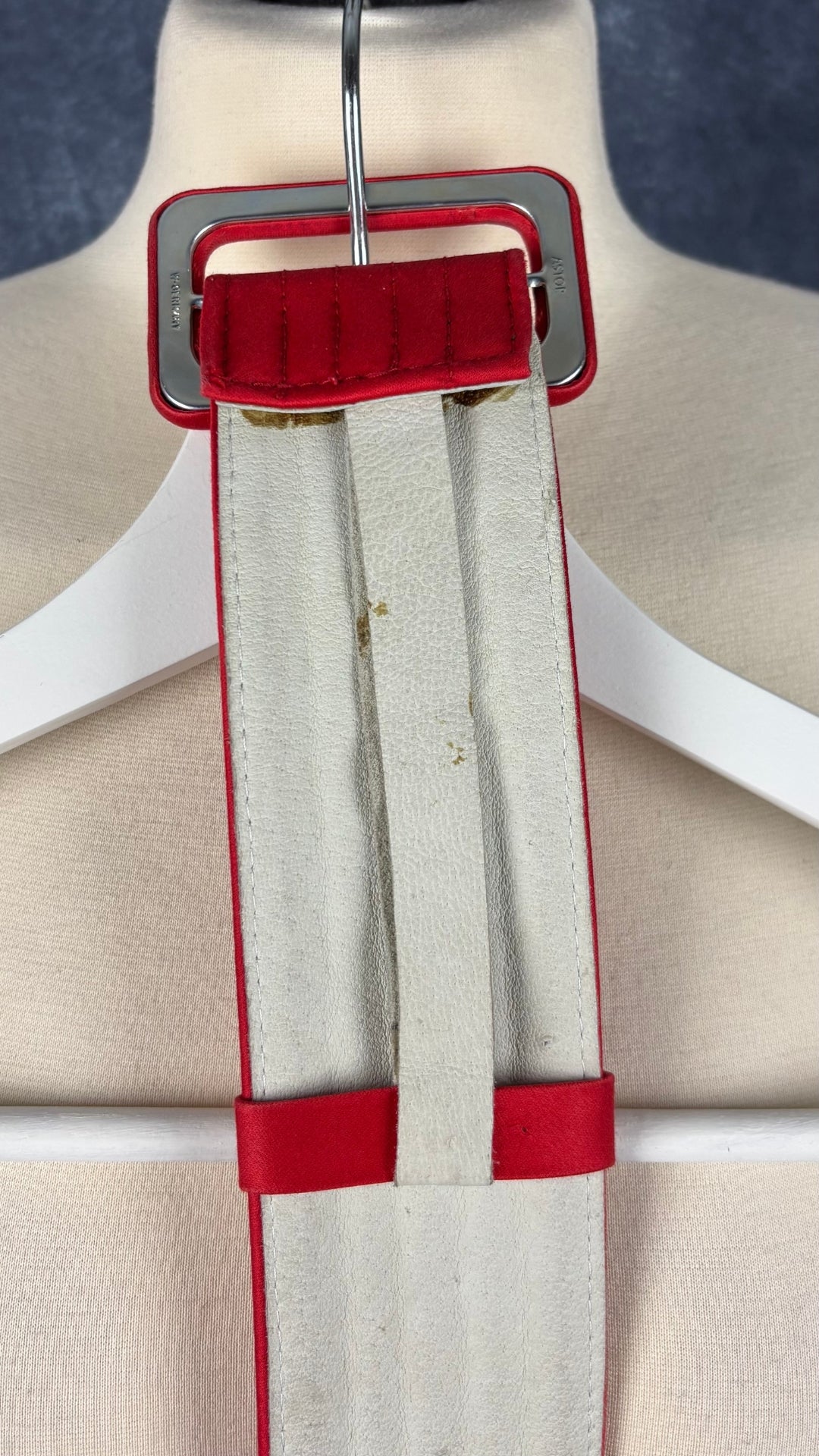 Ceinture rouge en tissu matelassé Escada, taille xs/s. Vue de l'intérieur, des taches et marques.