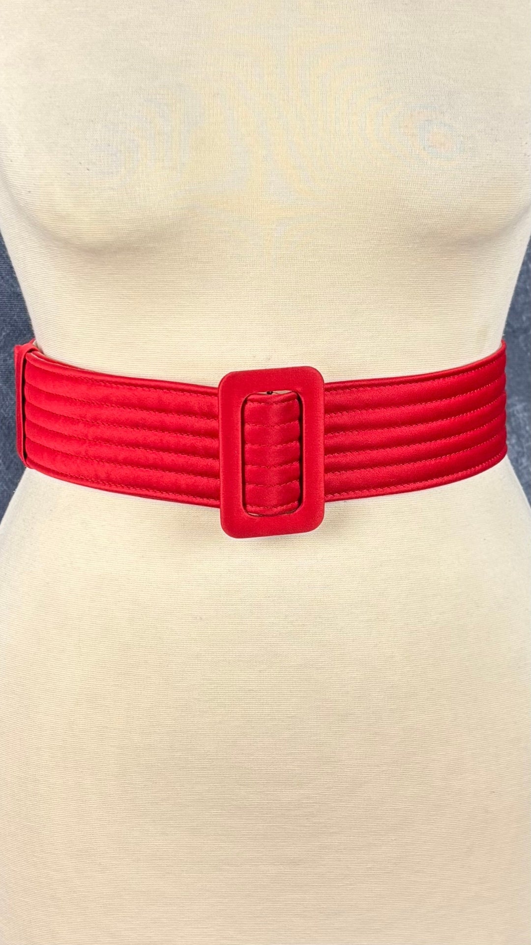 Ceinture rouge en tissu matelassé Escada, taille xs/s. Vue de la ceinture à la taille du mannequin.