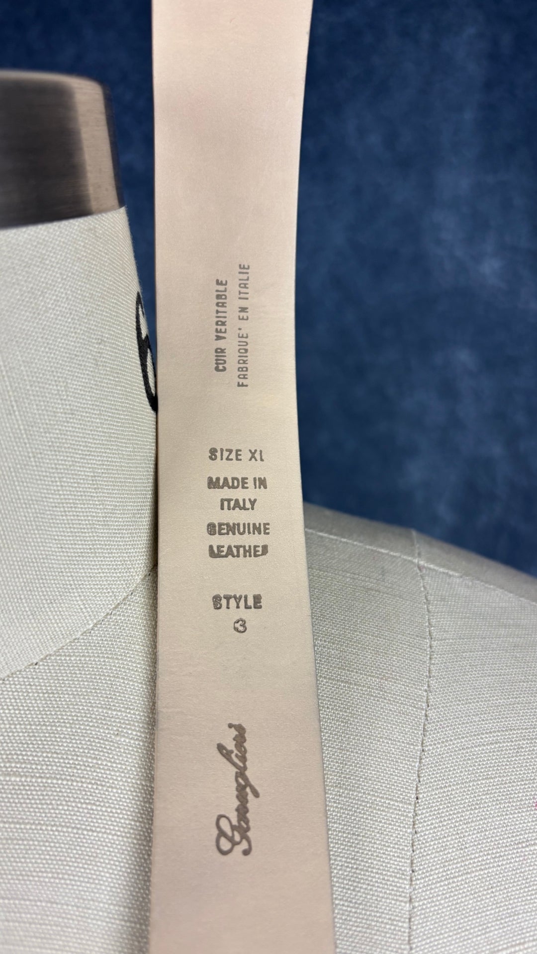 Ceinture en cuir texturé à détails dorés Garuglieri, taille xl. Vue de l'endos.