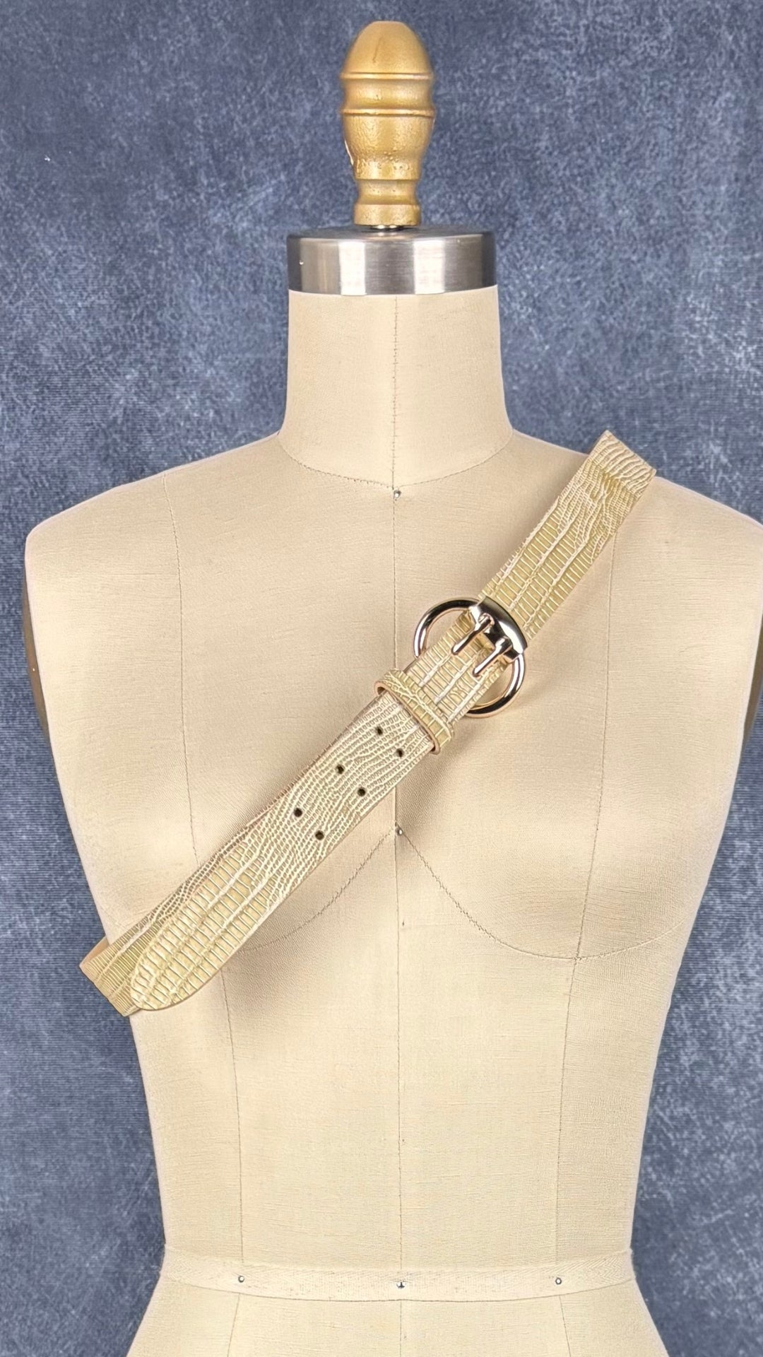 Ceinture en cuir texturé à détails dorés Garuglieri, taille xl. Vue de face, en bandoulière sur le mannequin.