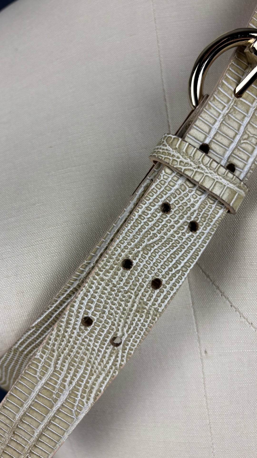 Ceinture en cuir texturé à détails dorés Garuglieri, taille xl. Vue de près des trous.