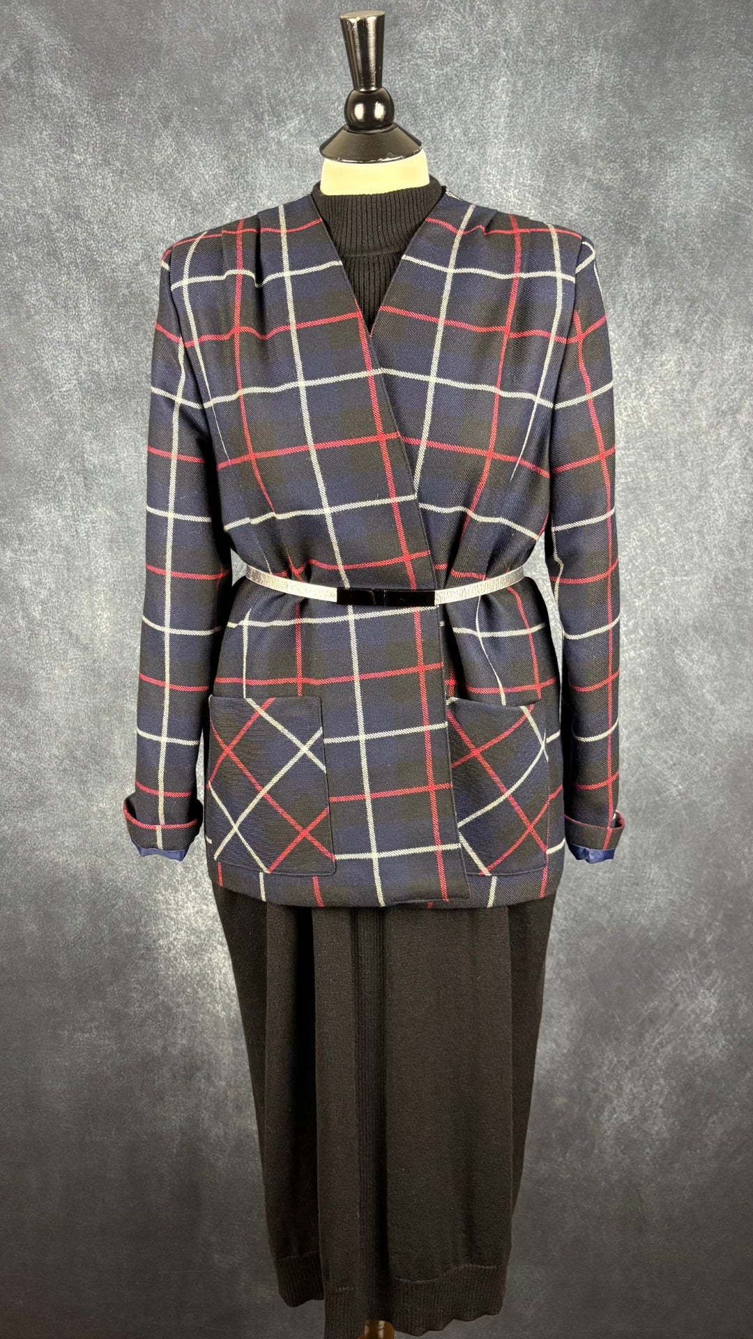 Ceinture en cuir véritable argent, fait au Canada Simons, taille unique. Vue de l'agencement avec la robe noire en tricot Denis Gagnon + Edito Simons et la veste vintage en lainage à carreaux.